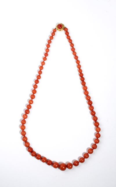Collana in corallo del Mediterraneo, filo di sfere in Corallum Rubrum con fermaglio in oro giallo...