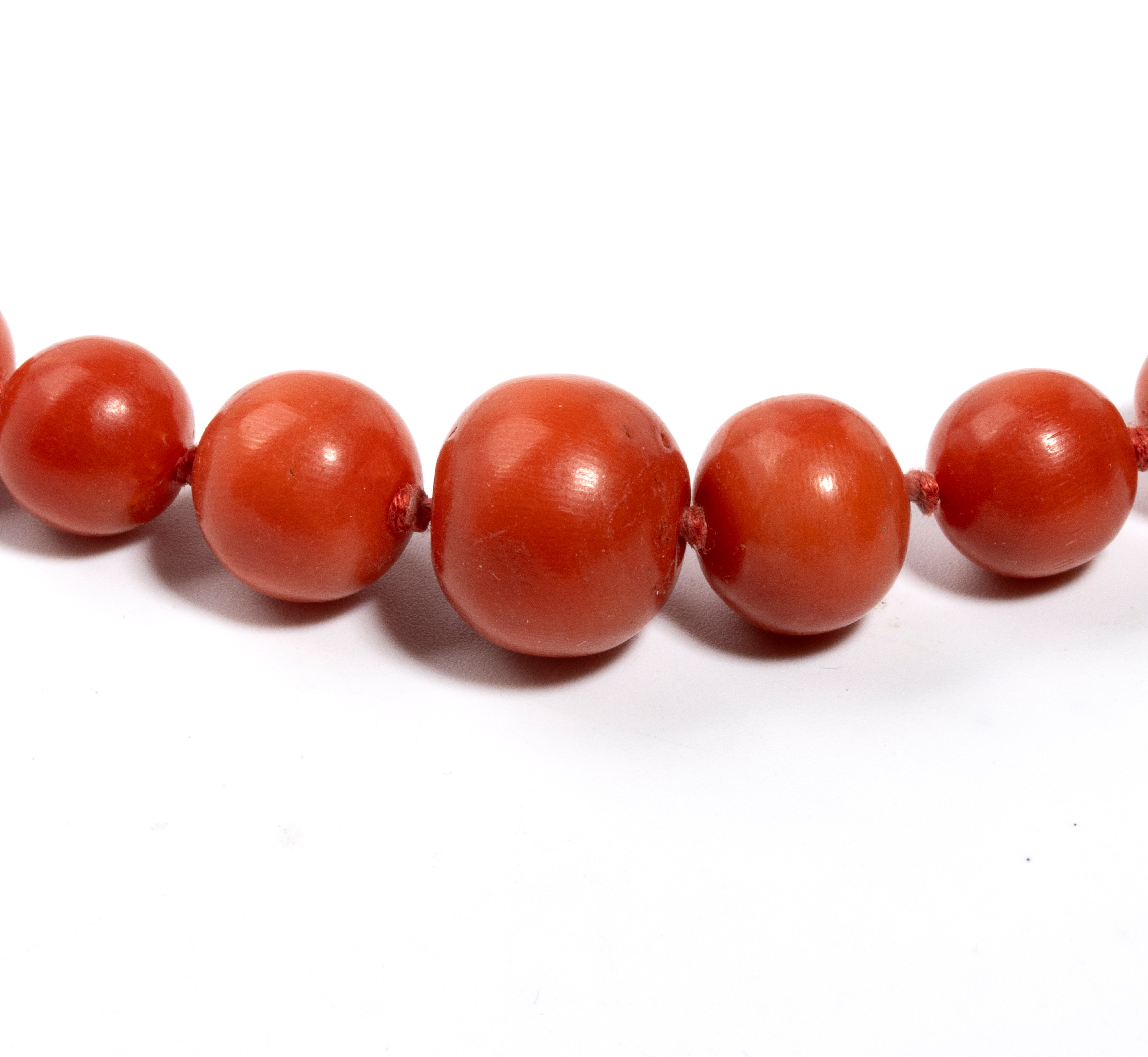 Collana in corallo del Mediterraneo, filo di sfere in Corallum Rubrum con fermaglio in oro giallo...