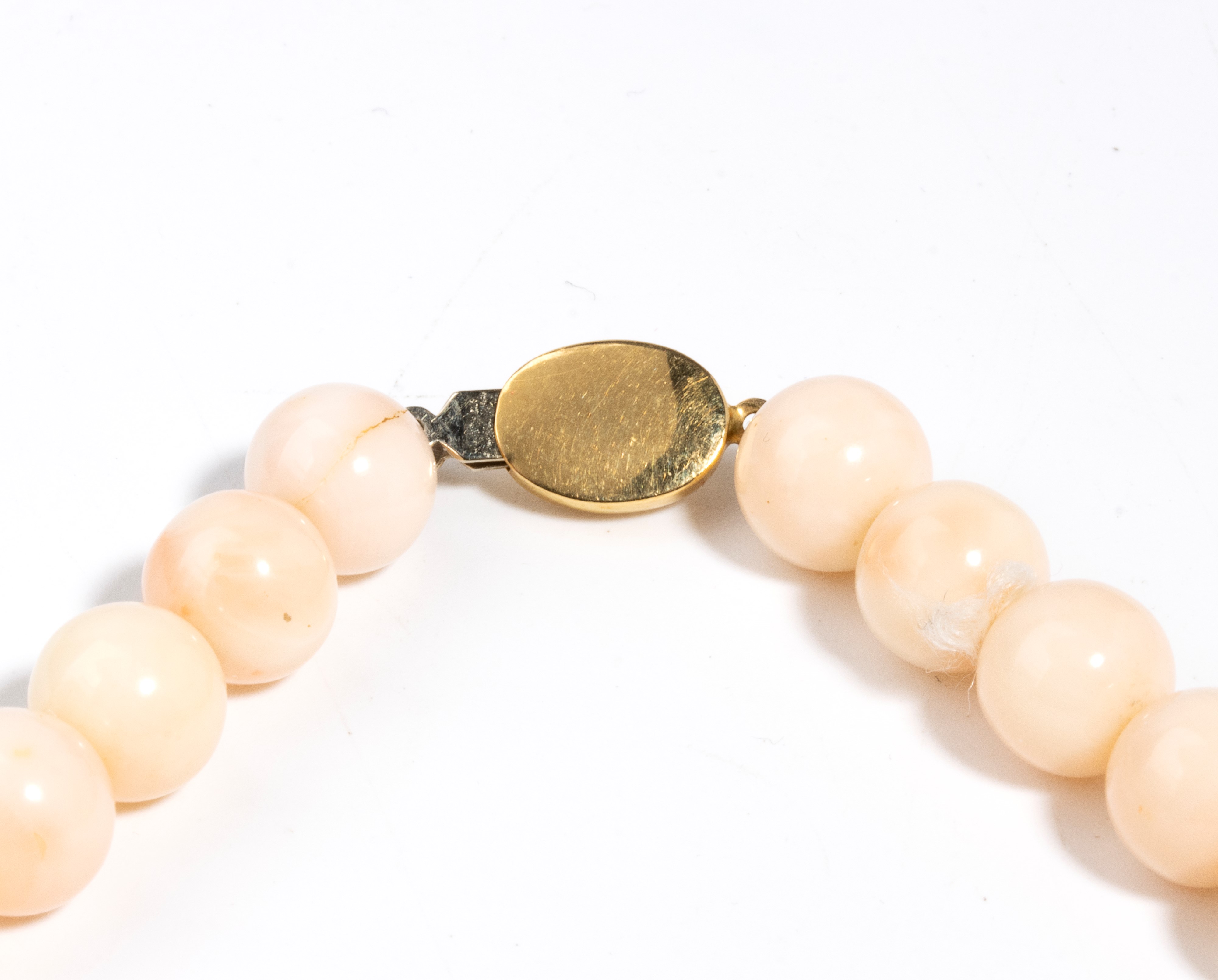 Collana a filo di sfere in corallo rosa Deep Sea (Corallium sp. nov.), con chiusura in oro giallo