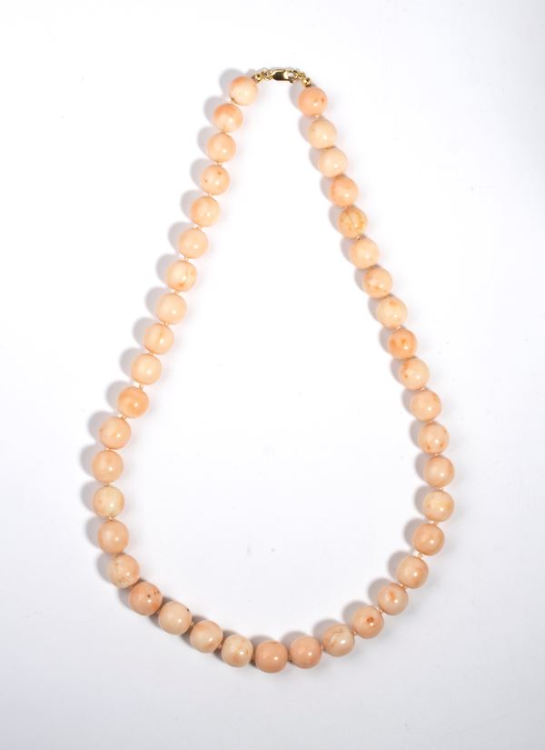 Collana in corallo rosa con chiusura in oro 