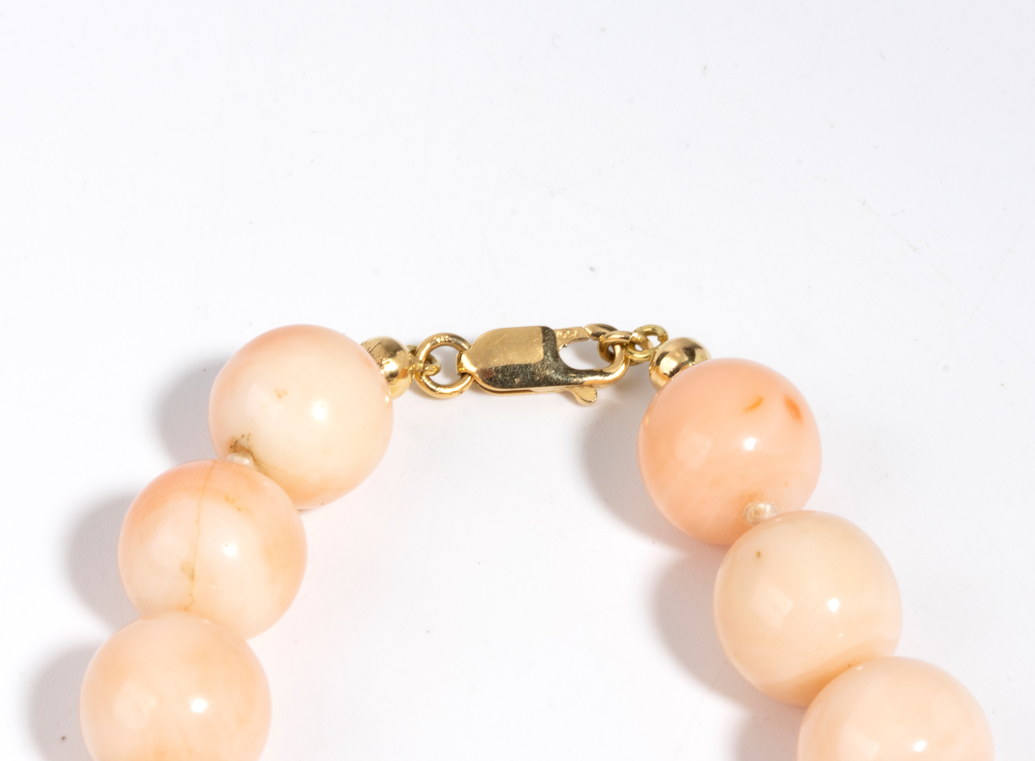 Collana a un filo di corallo rosa (Corallium Sp. Nov.), con chiusura in oro giallo 18k