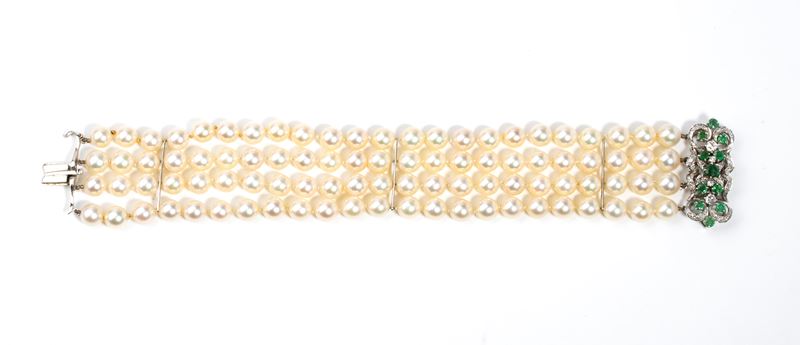 Bracciale a quattro fili di perle coltivate d’acqua salata in oro bianco, con smeraldi e diamanti