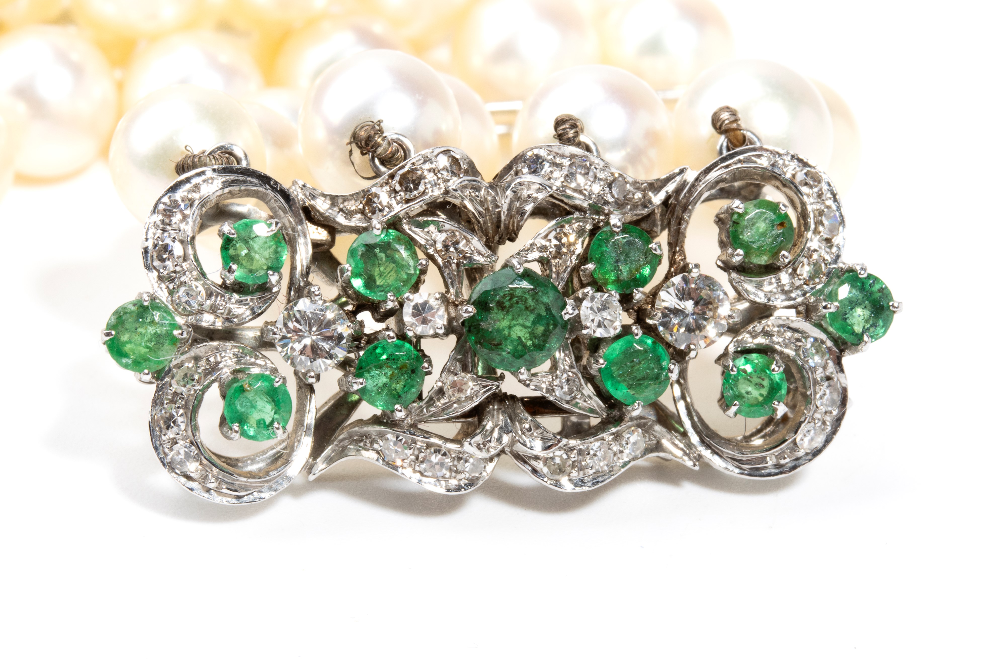 Bracciale a quattro fili di perle coltivate d’acqua salata in oro bianco, con smeraldi e diamanti