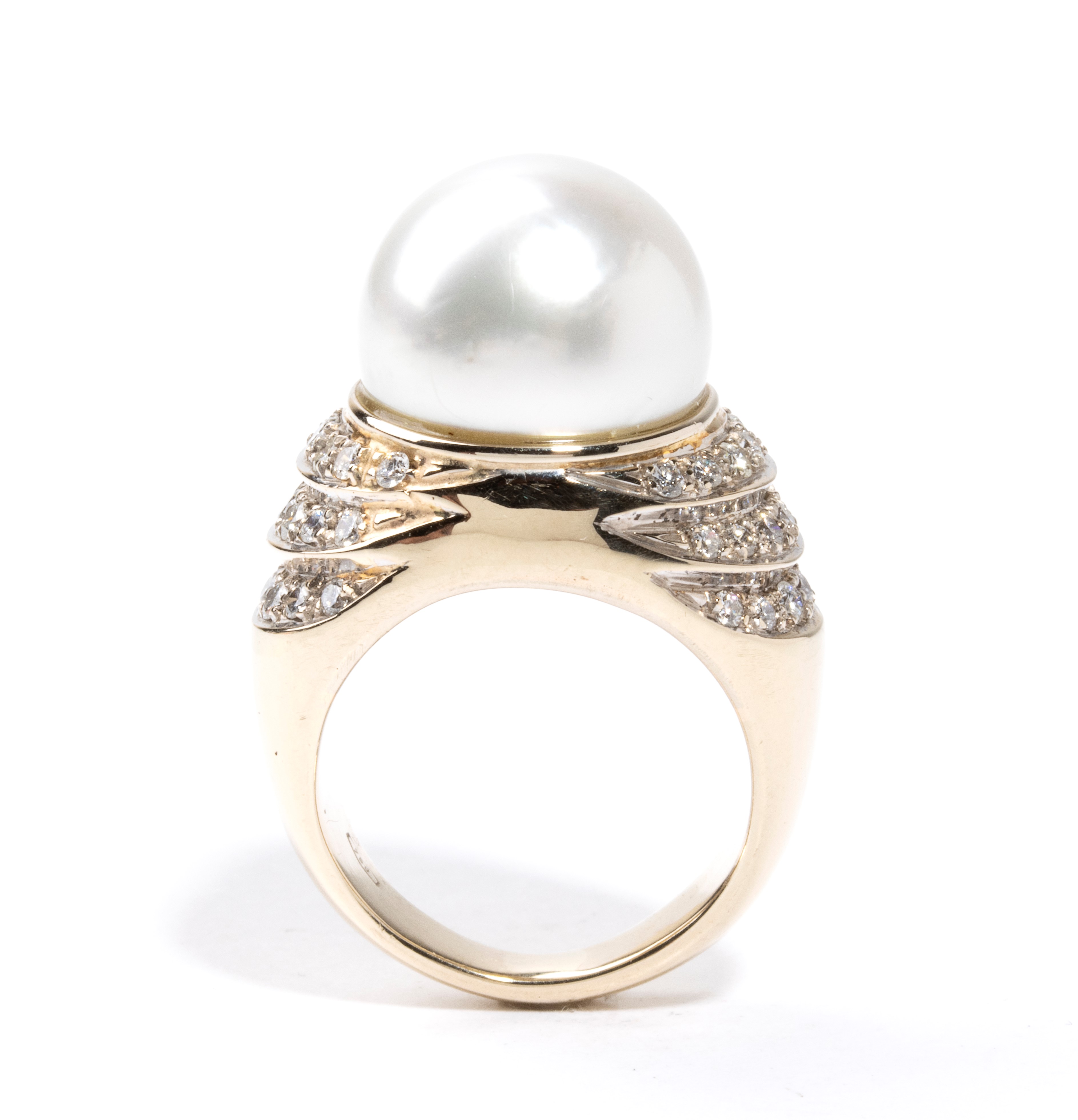 Anello in oro con perla e diamanti