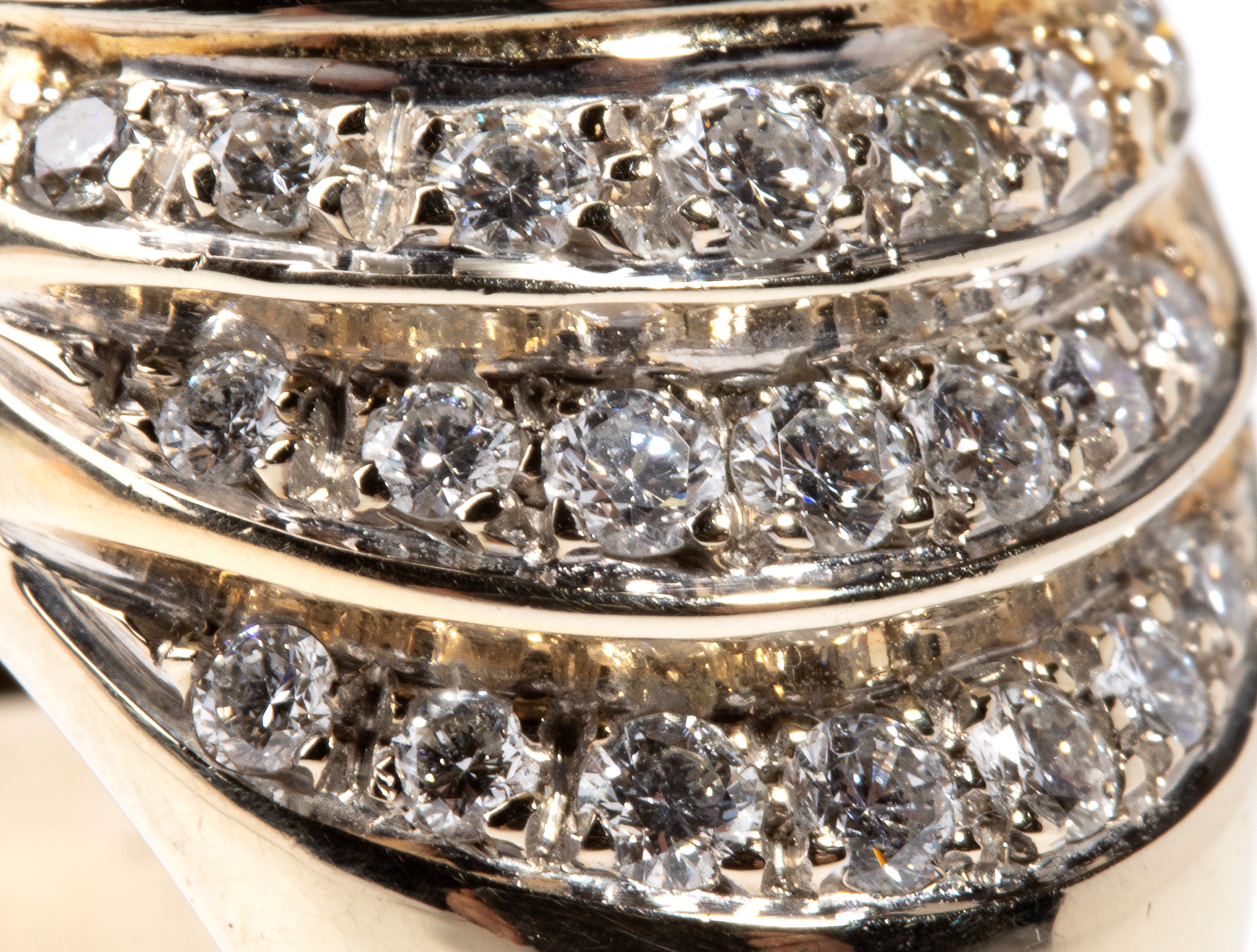 Anello in oro con perla e diamanti