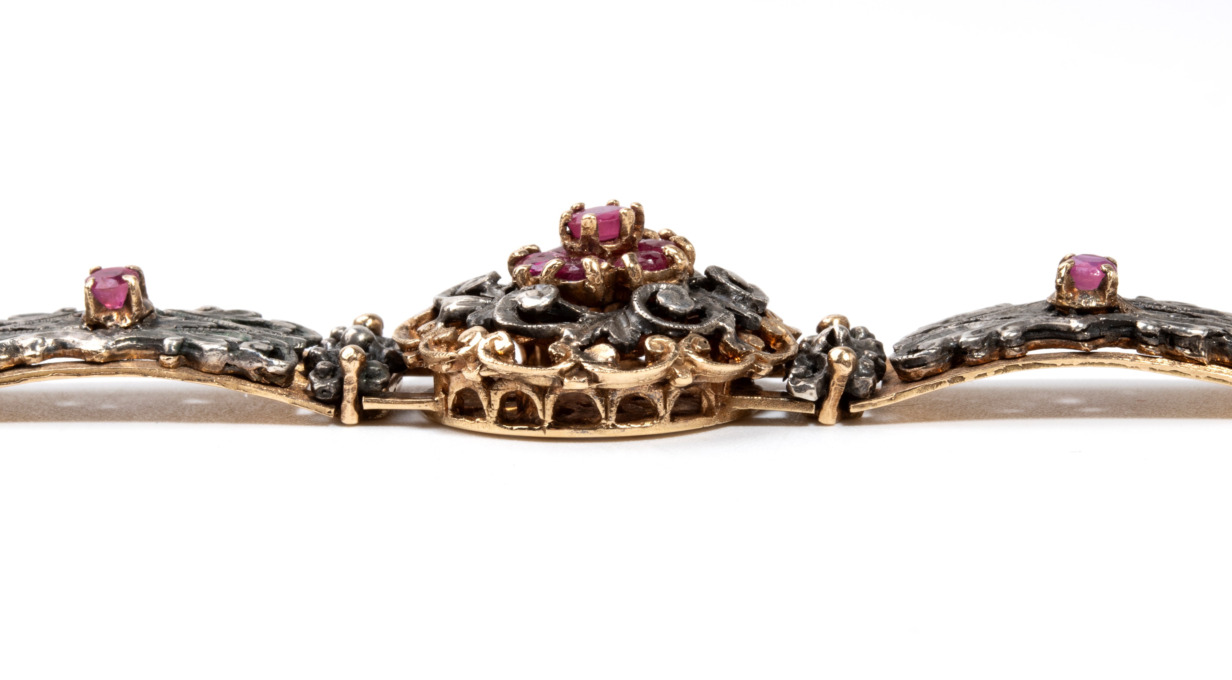 Bracciale in oro giallo 18k e argento, con inserti floreali e rubini