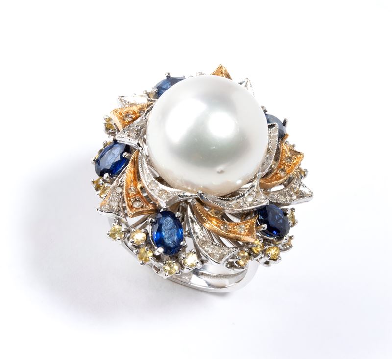 Anello in oro con perla Australiana, zaffiri e diamanti