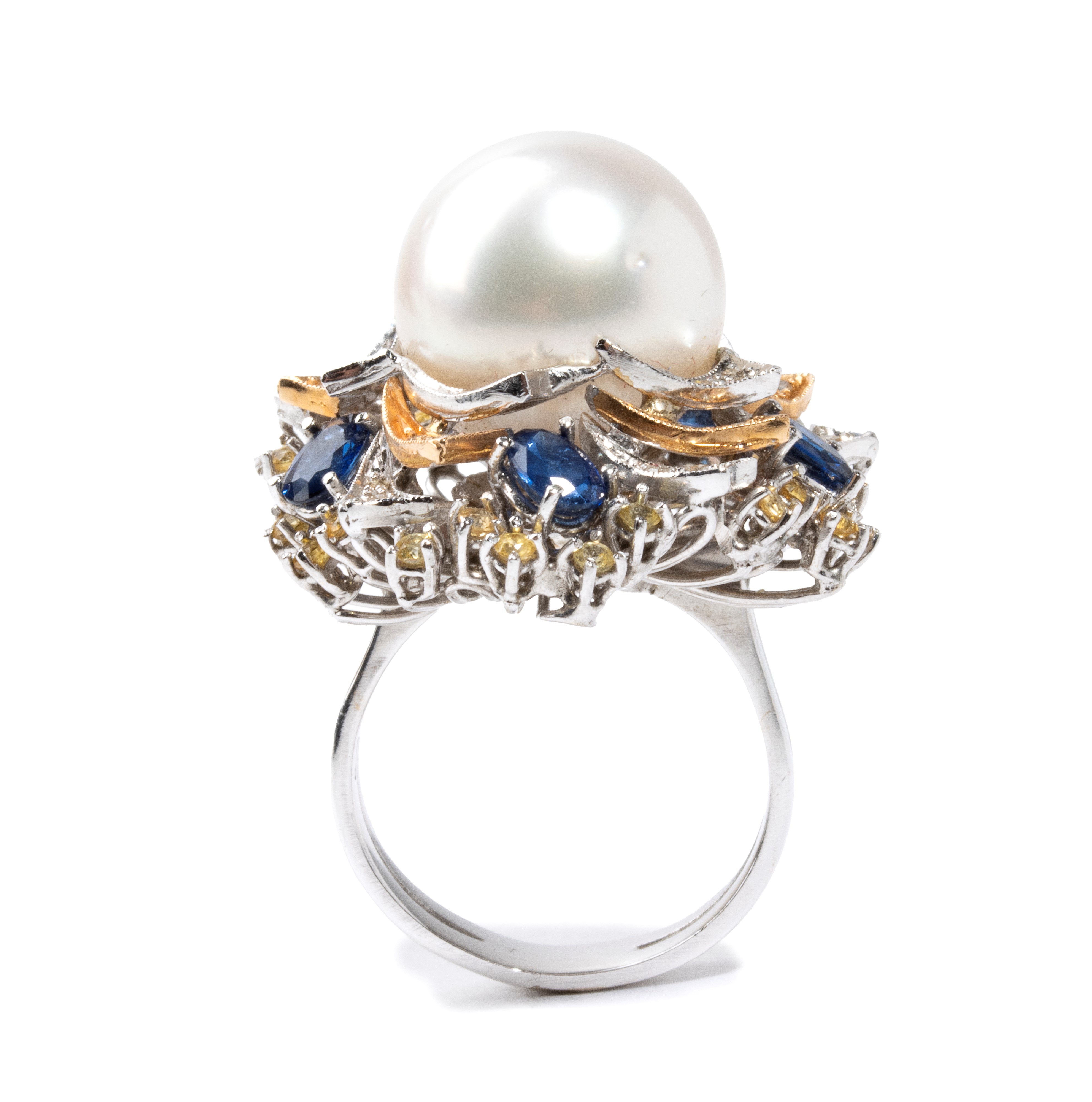 Anello in oro con perla Australiana, zaffiri e diamanti