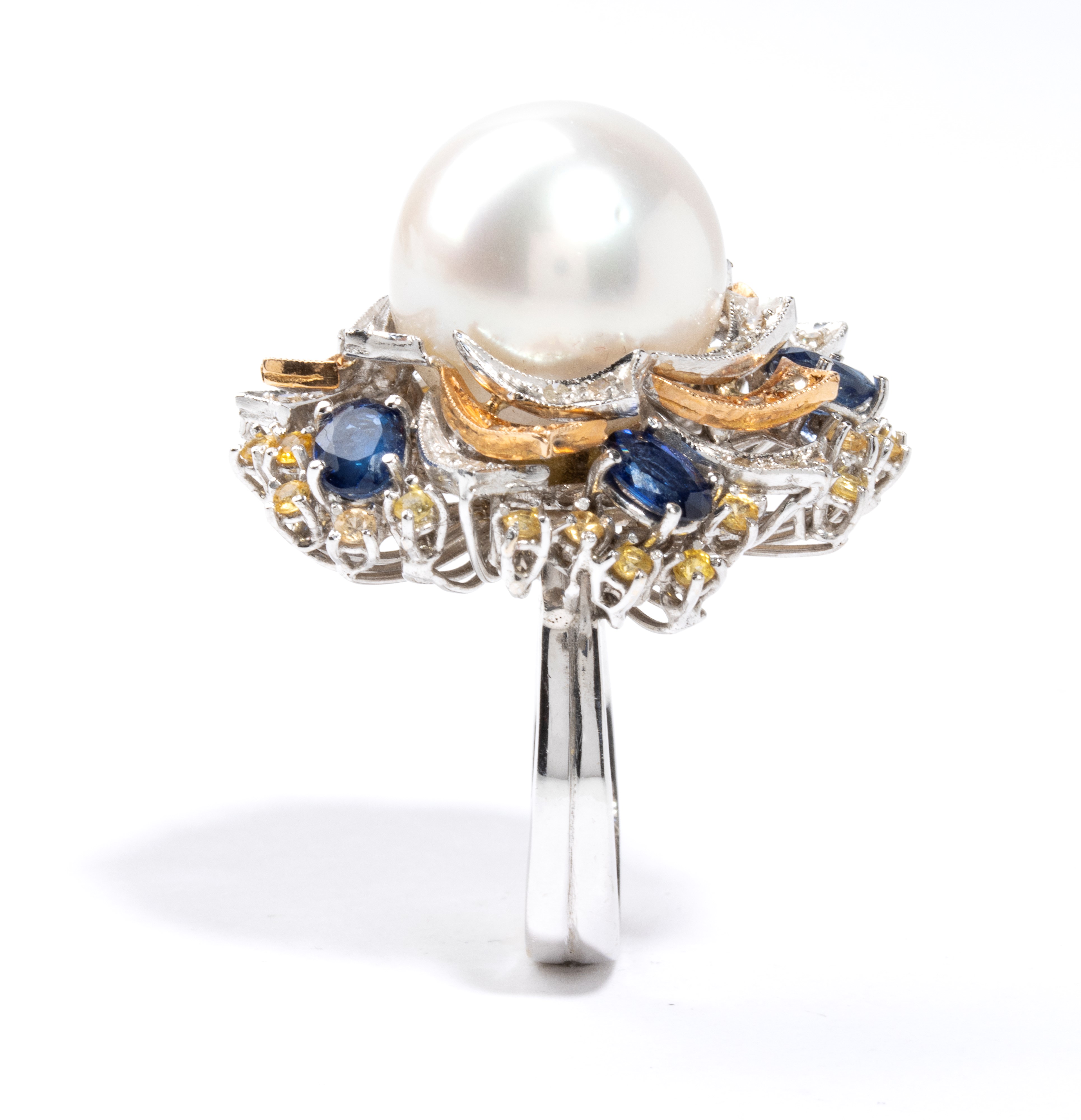Anello in oro con perla Australiana, zaffiri e diamanti