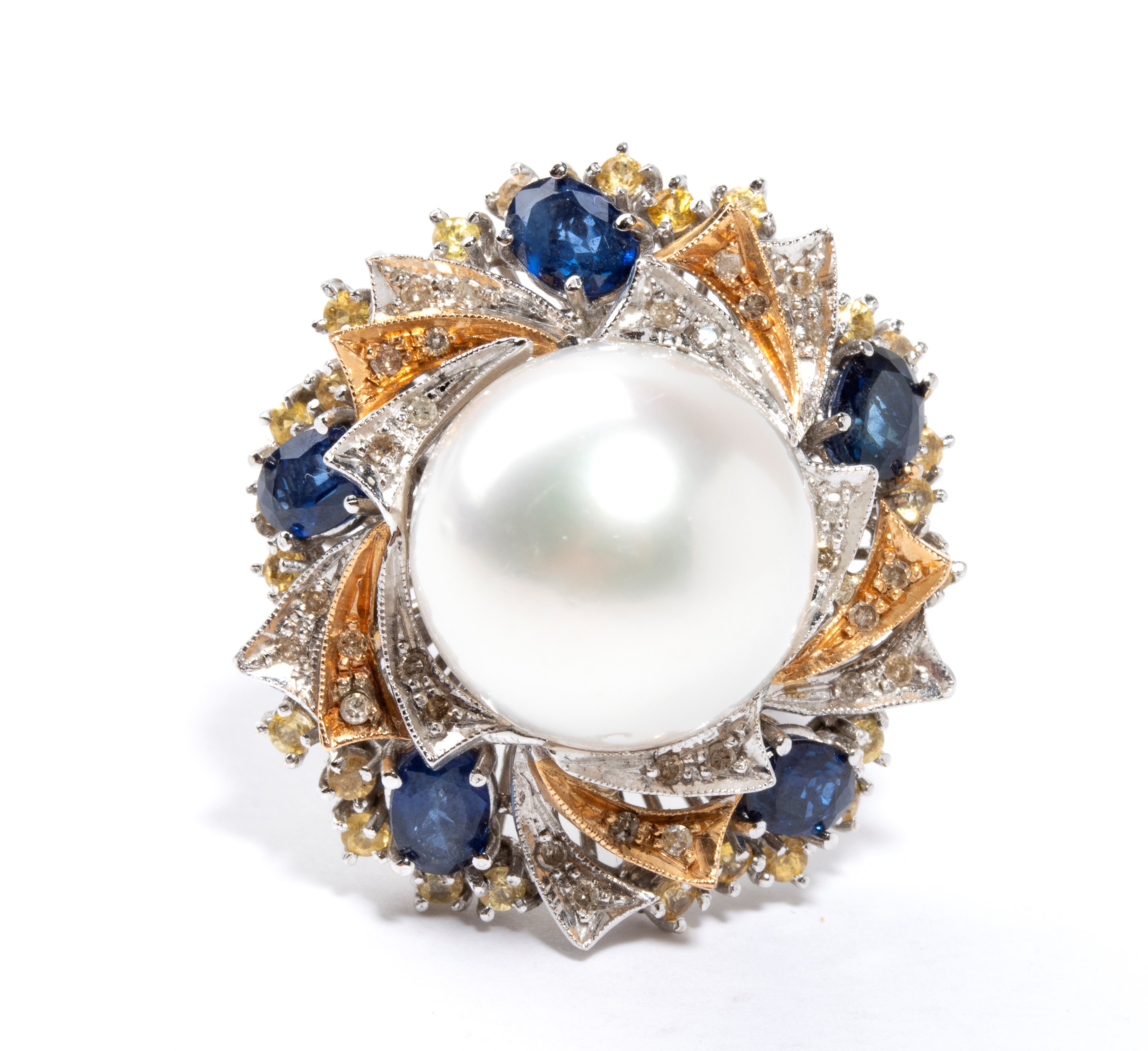 Anello in oro con perla Australiana, zaffiri e diamanti