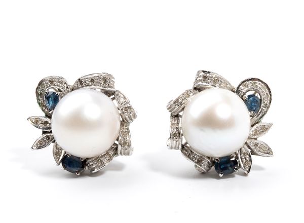 Orecchini in oro con perle Australiane, diamanti e zaffiri