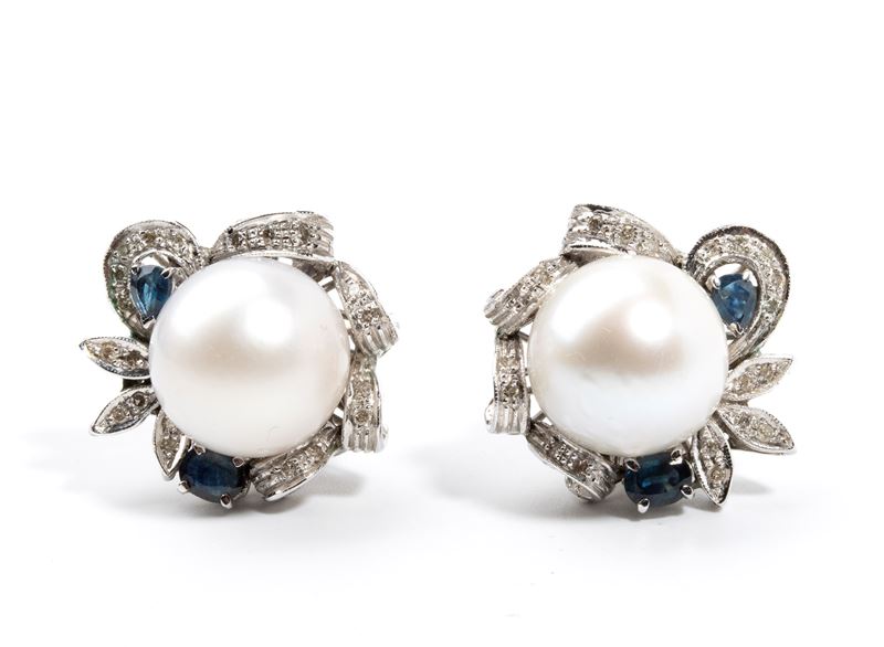 Orecchini in oro con perle Australiane, diamanti e zaffiri