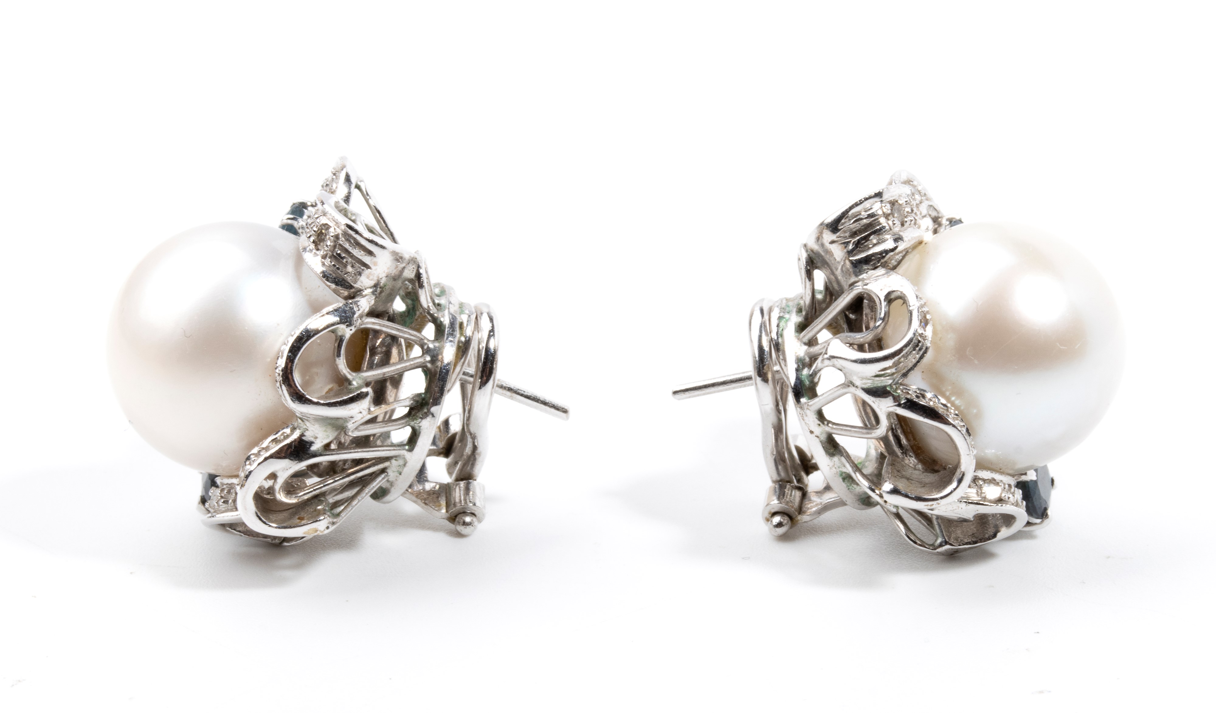 Orecchini in oro con perle Australiane, diamanti e zaffiri