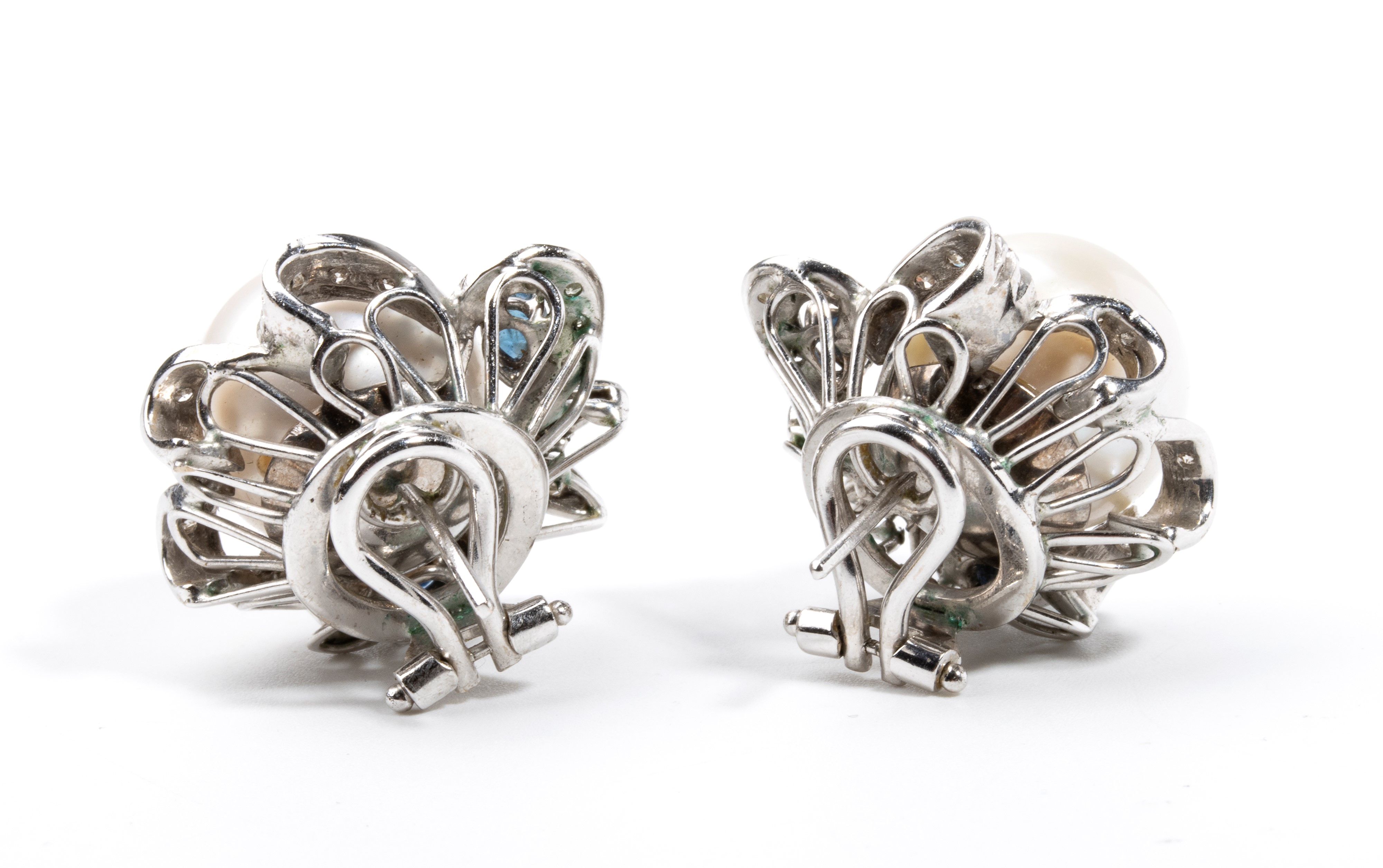 Orecchini in oro con perle Australiane, diamanti e zaffiri