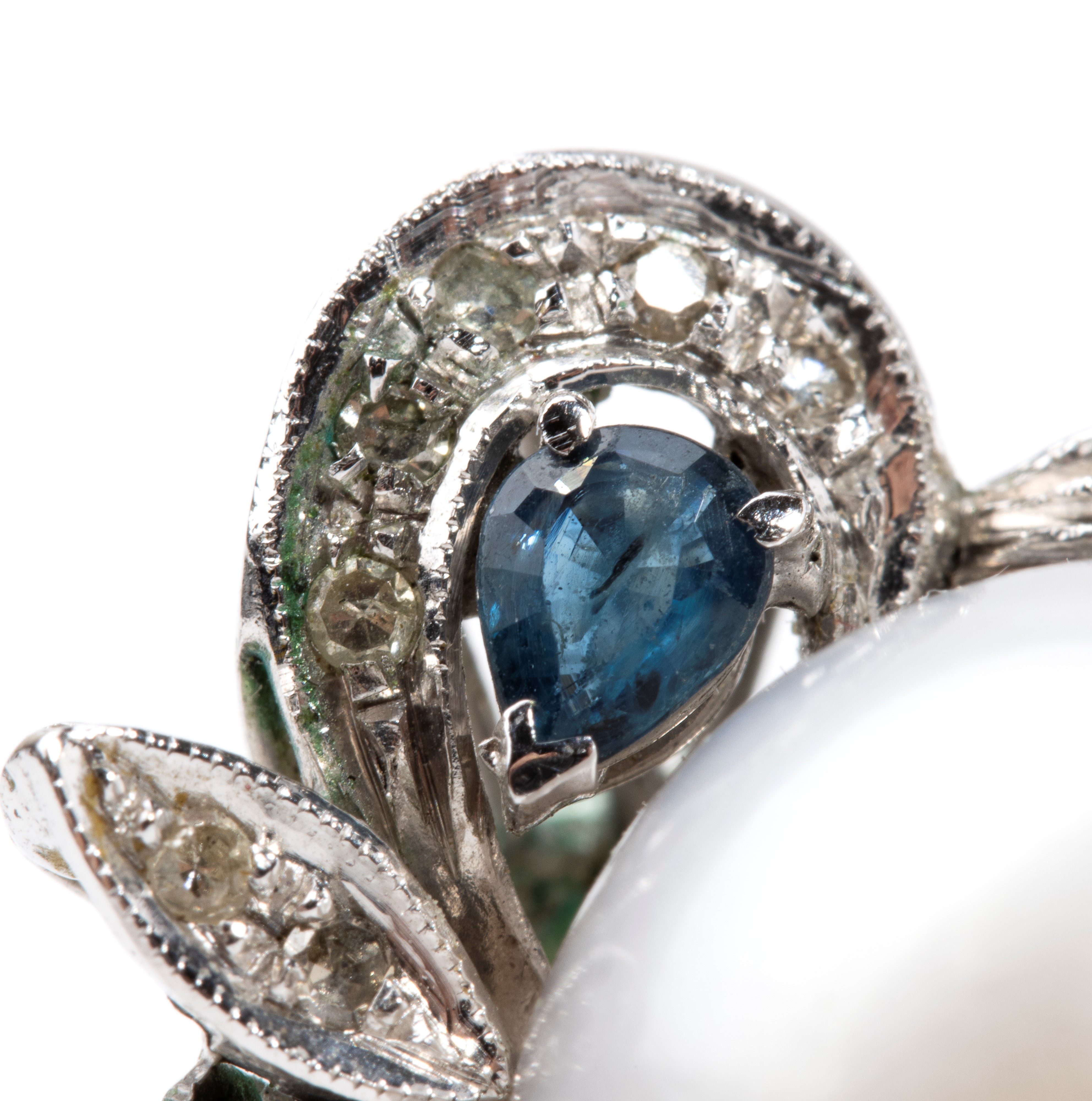 Orecchini in oro con perle Australiane, diamanti e zaffiri