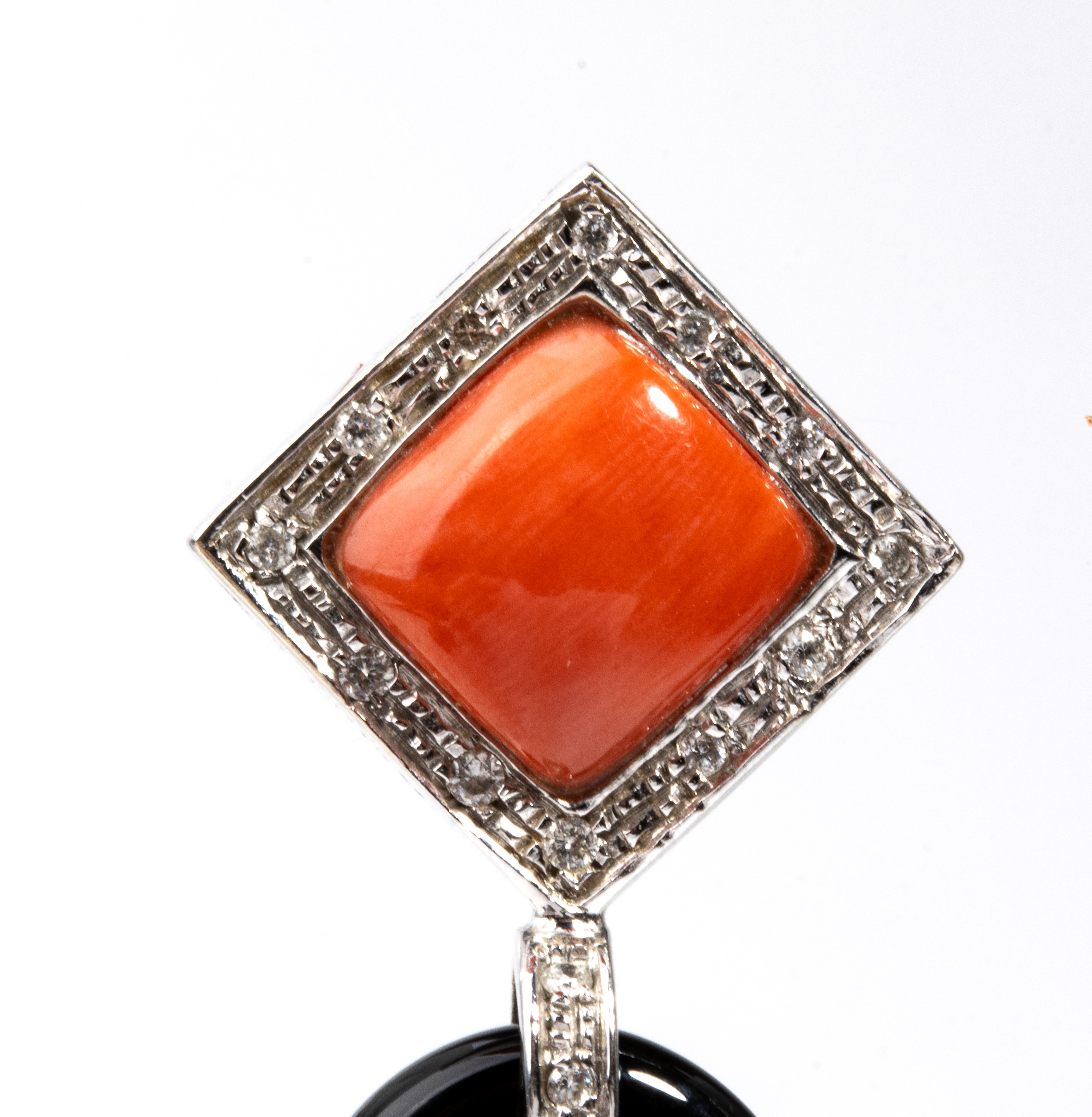 Paio di orecchini pendenti in oro con corallo, onice e diamanti