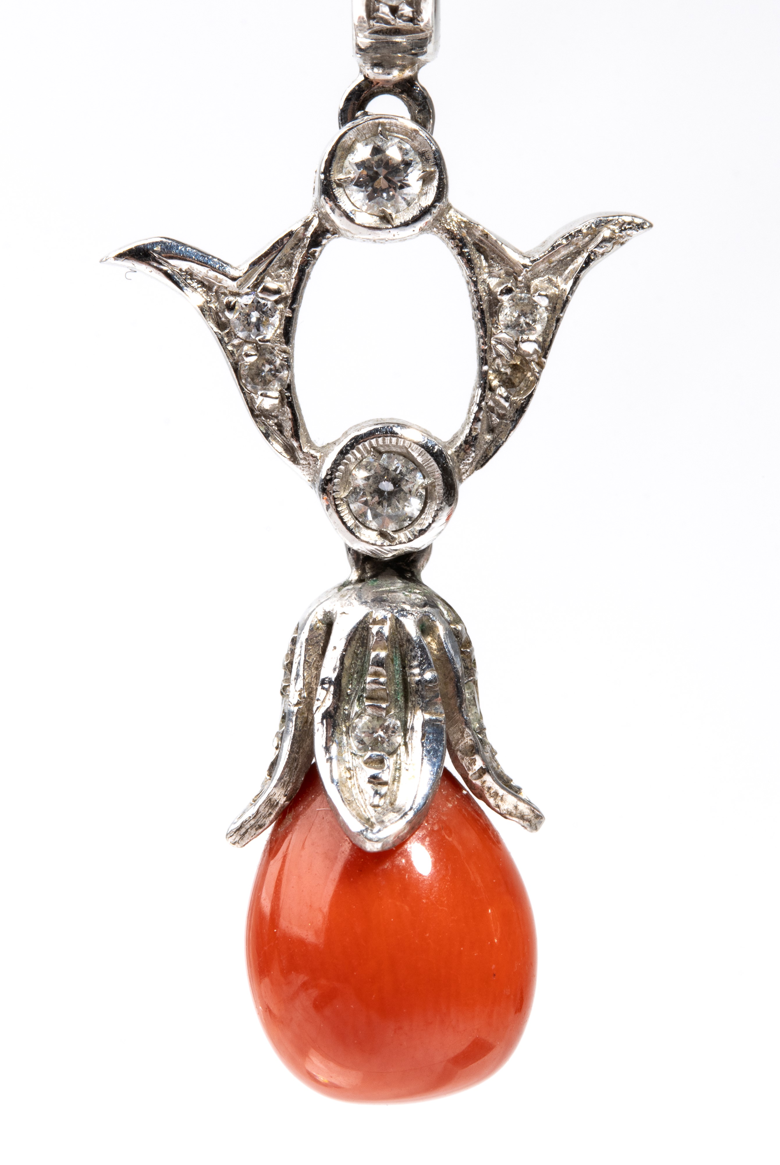 Paio di orecchini pendenti in oro con corallo, onice e diamanti