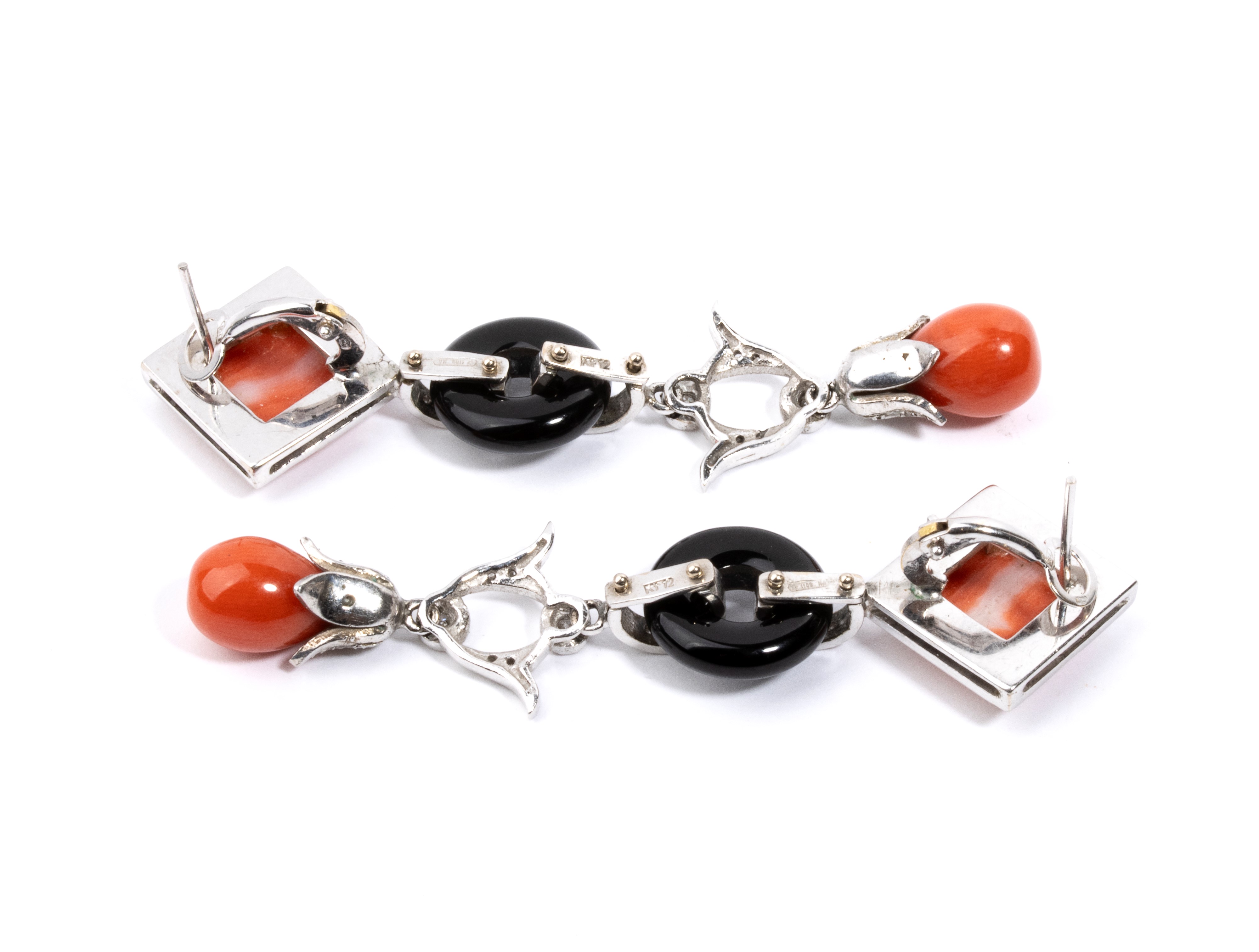 Paio di orecchini pendenti in oro con corallo, onice e diamanti