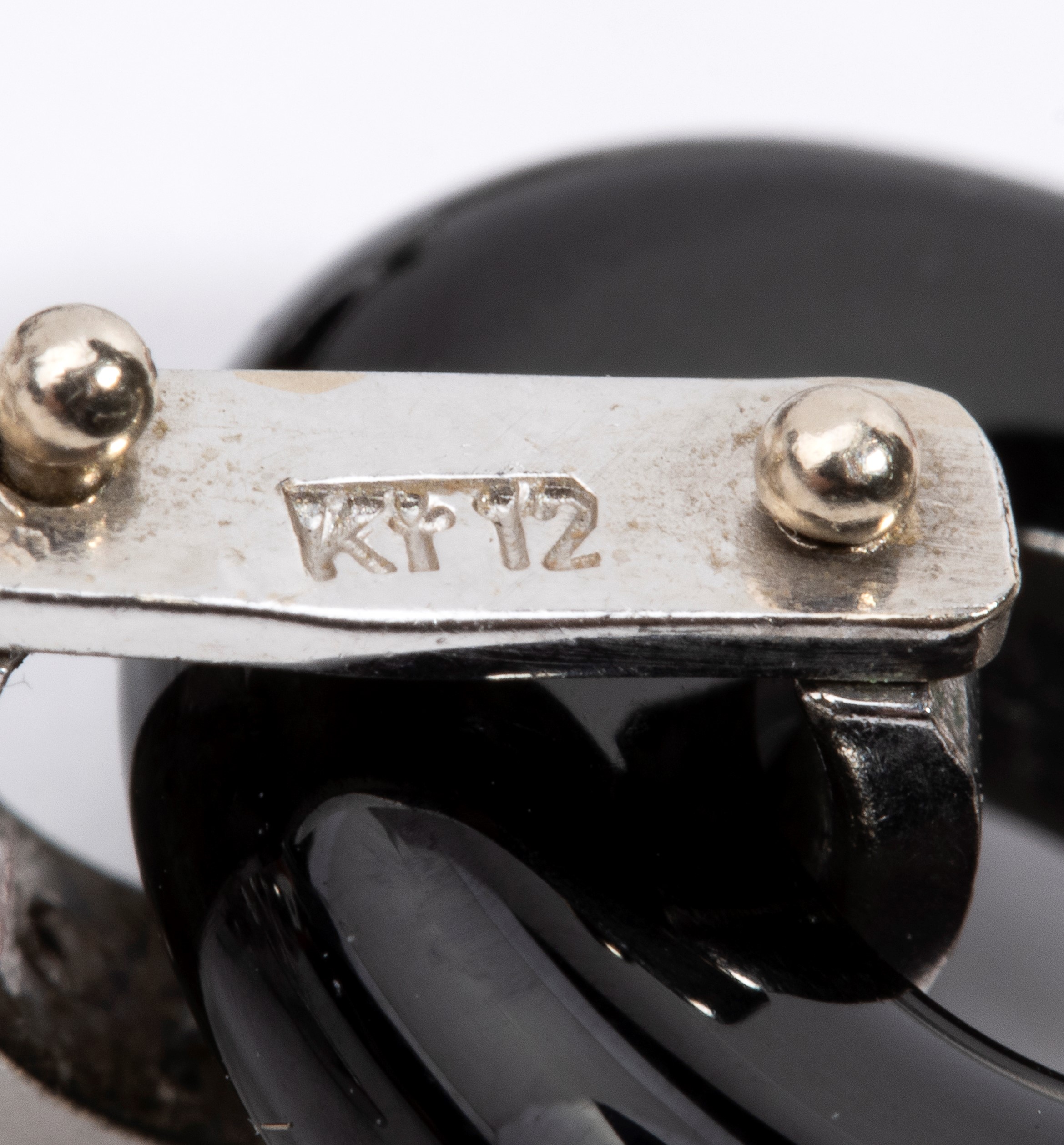 Paio di orecchini pendenti in oro con corallo, onice e diamanti