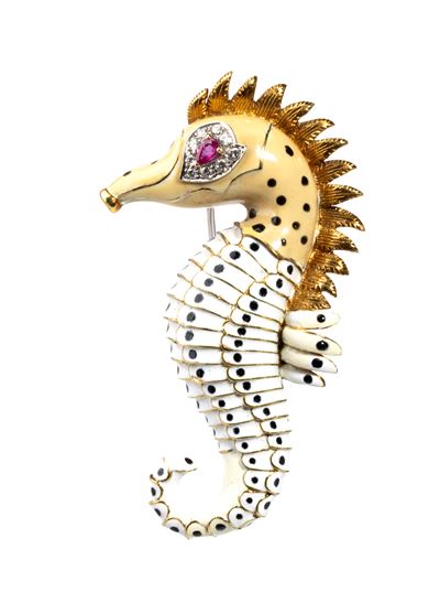 Spilla in oro giallo 18k con smalti policromi, rubino e diamanti, anni ’60 del XX secolo