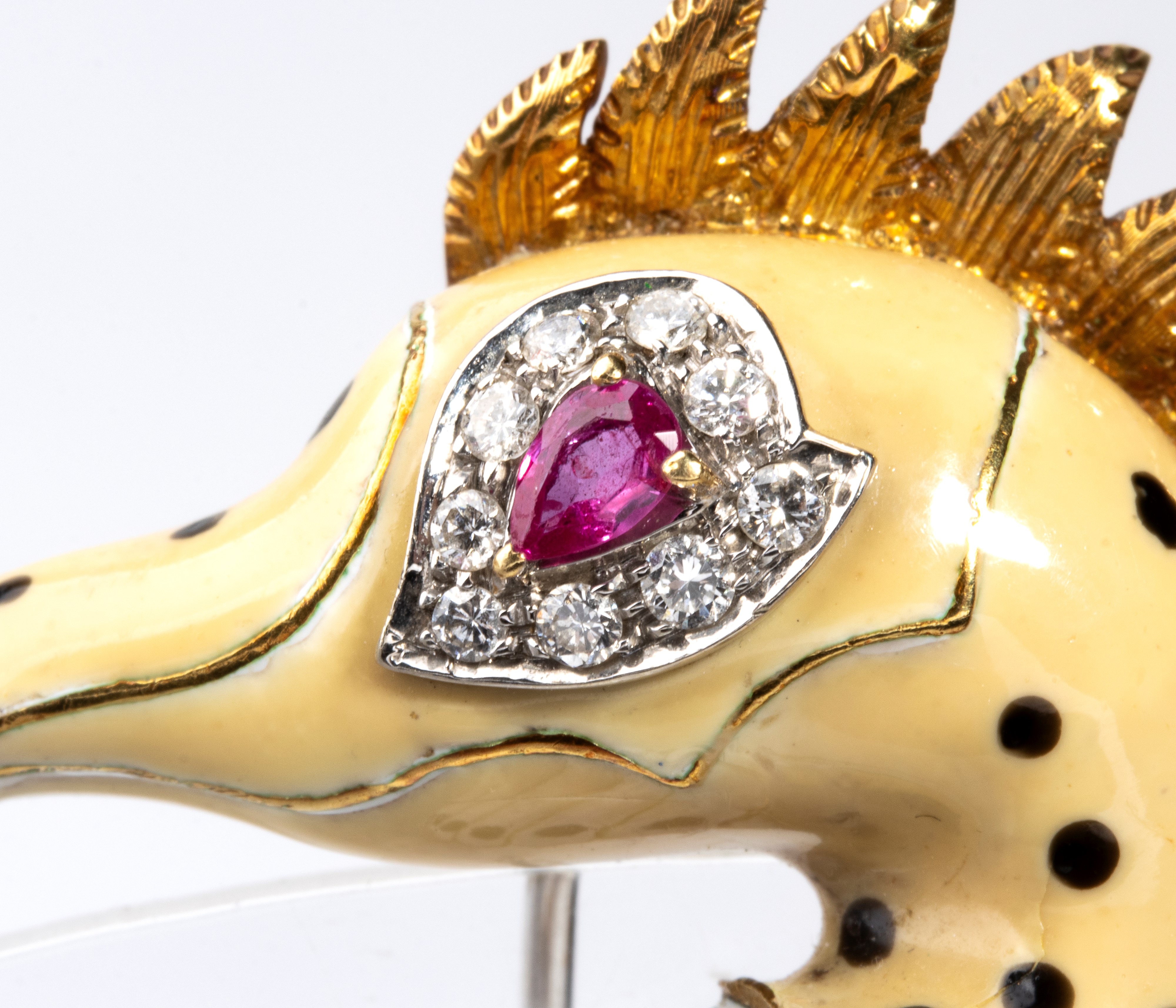 Spilla in oro giallo 18k con smalti policromi, rubino e diamanti, anni ’60 del XX secolo