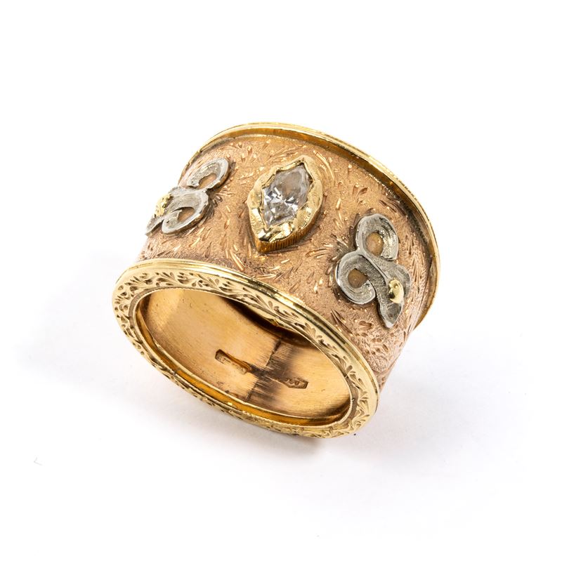 Anello a fascia in oro con diamante centrale