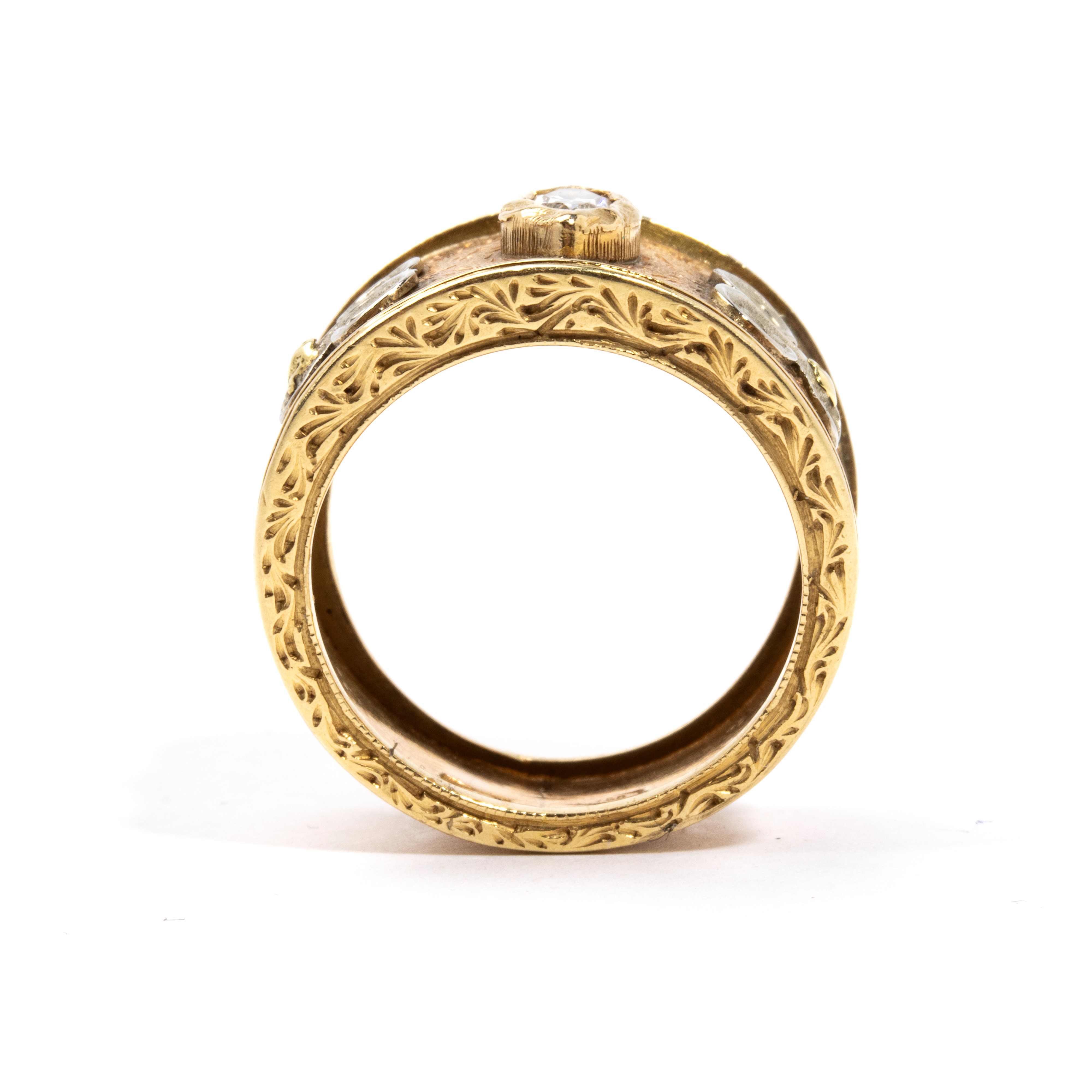 Anello a fascia in oro con diamante centrale