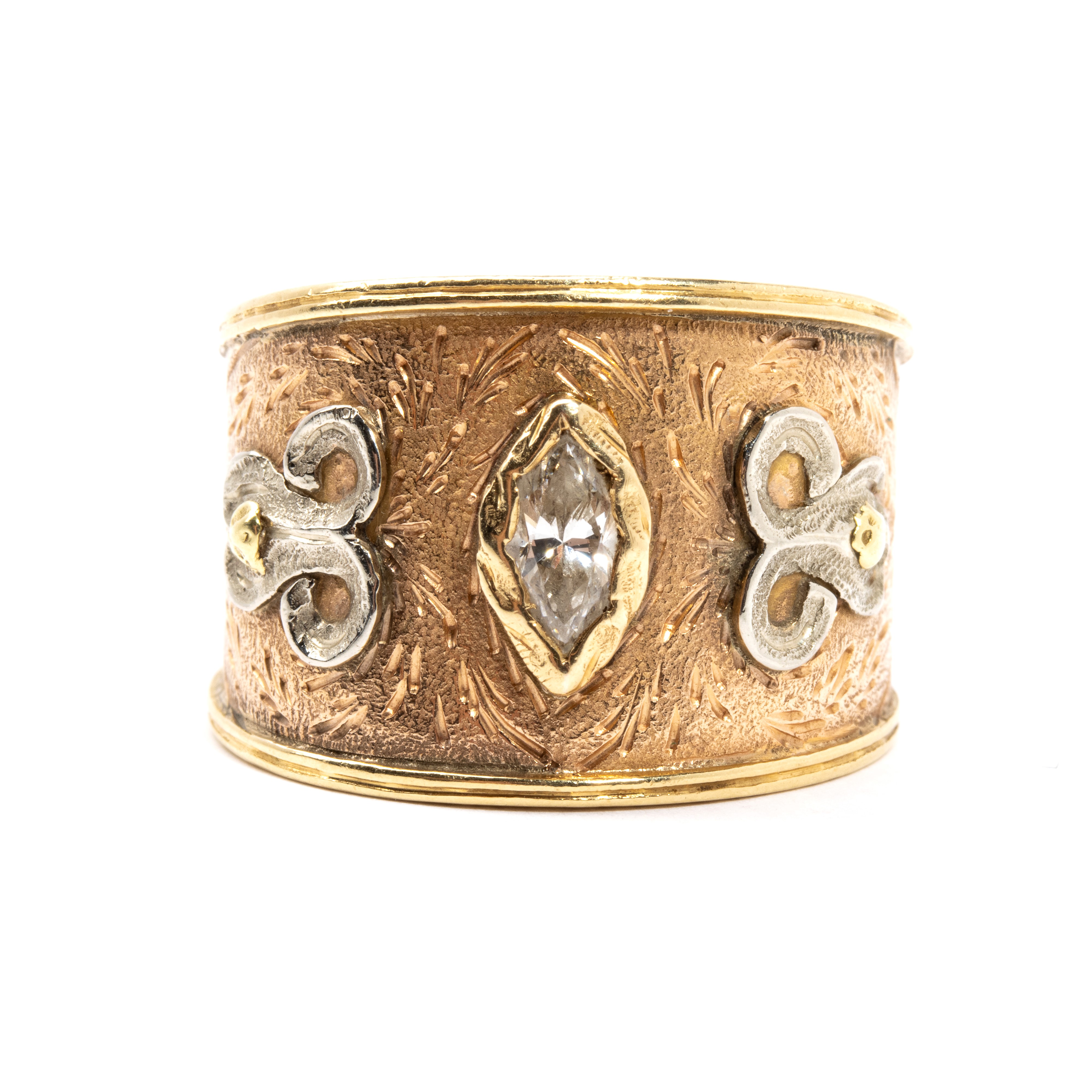 Anello a fascia in oro con diamante centrale