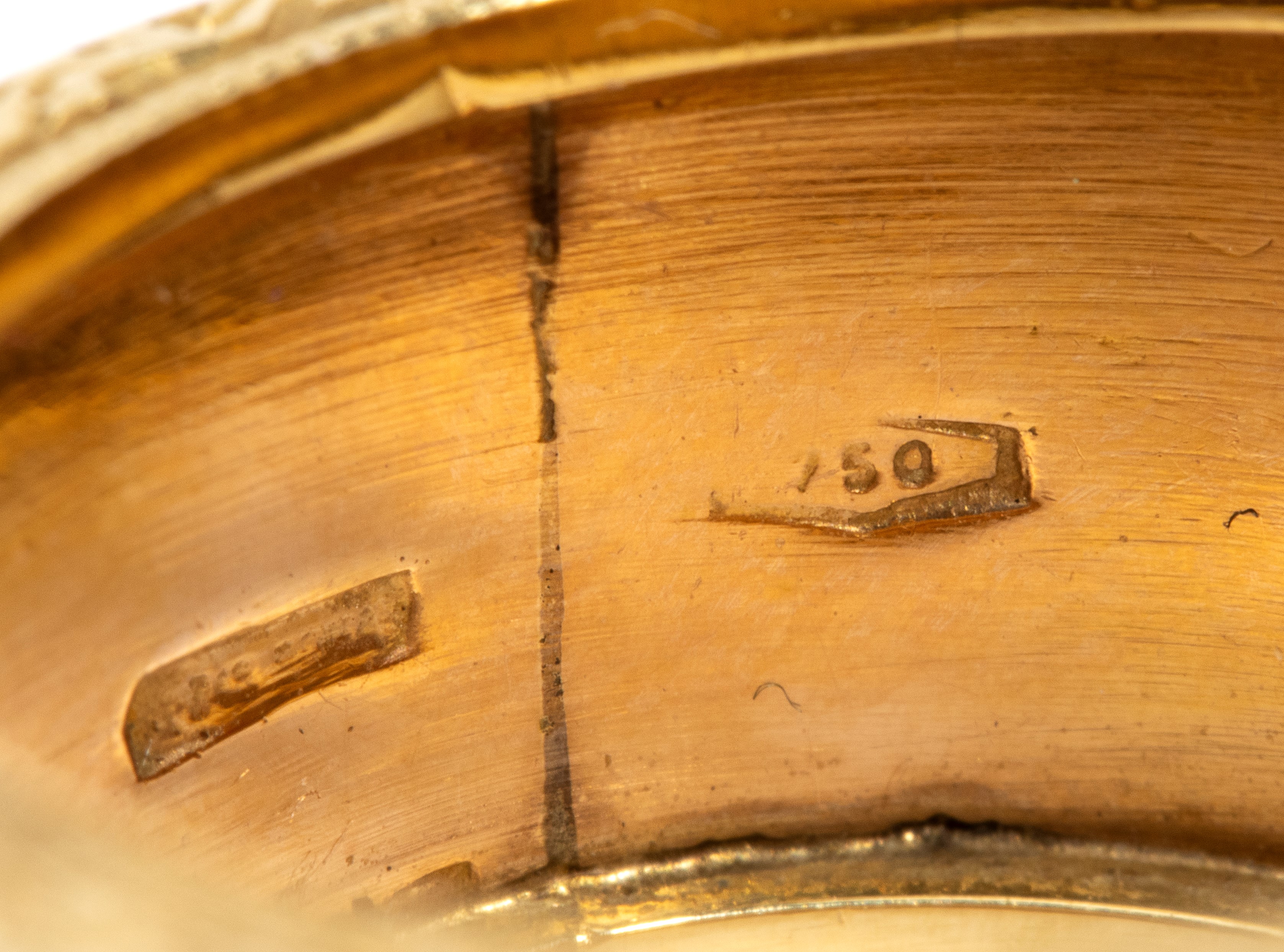 Anello a fascia in oro con diamante centrale