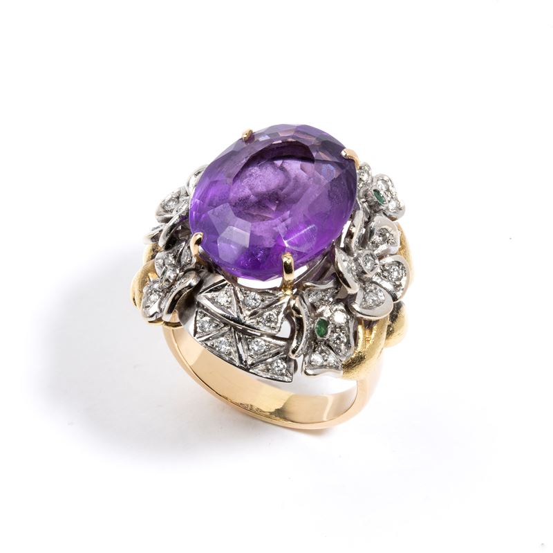 Anello in oro giallo e oro bianco con ametista e diamanti