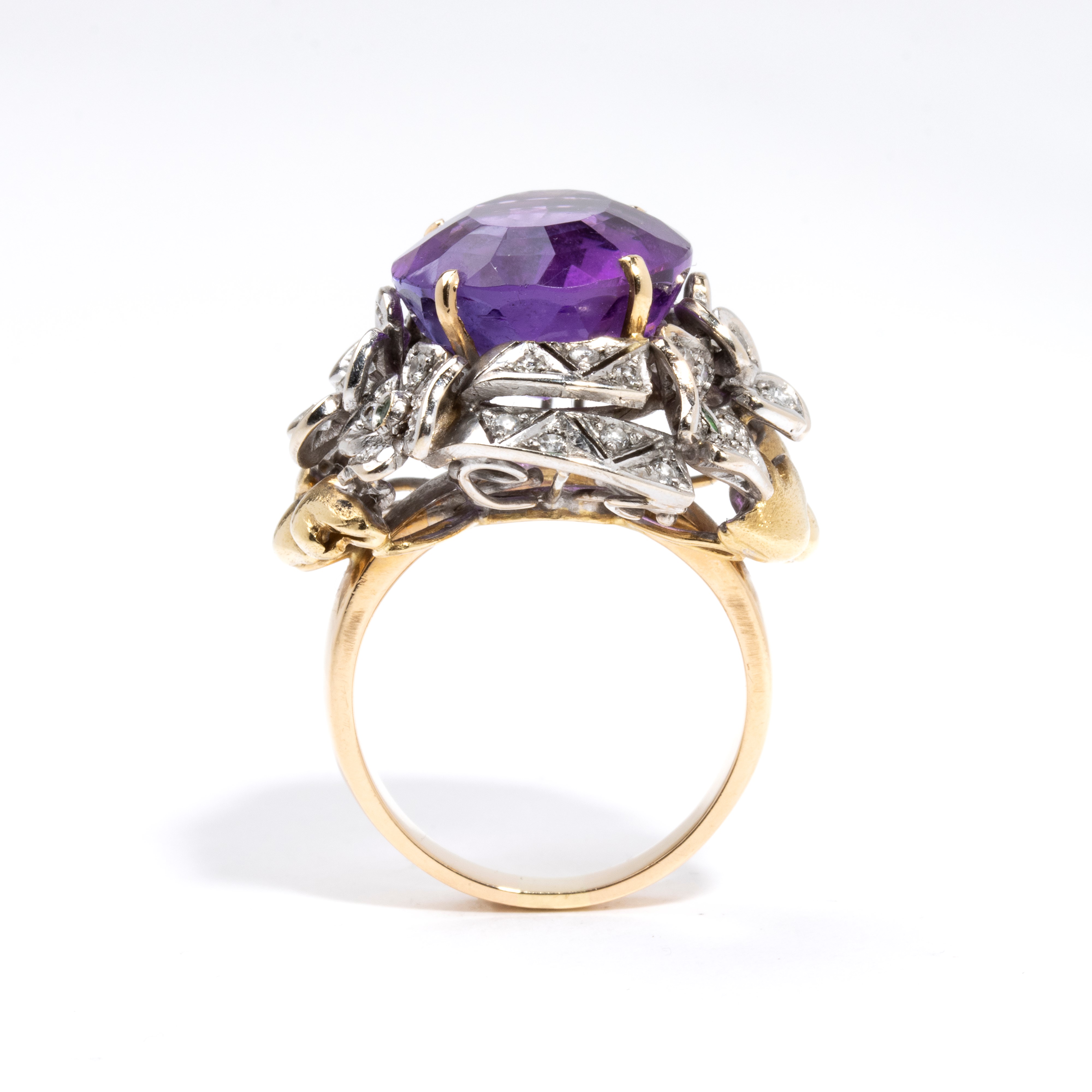 Anello in oro giallo e oro bianco con ametista e diamanti