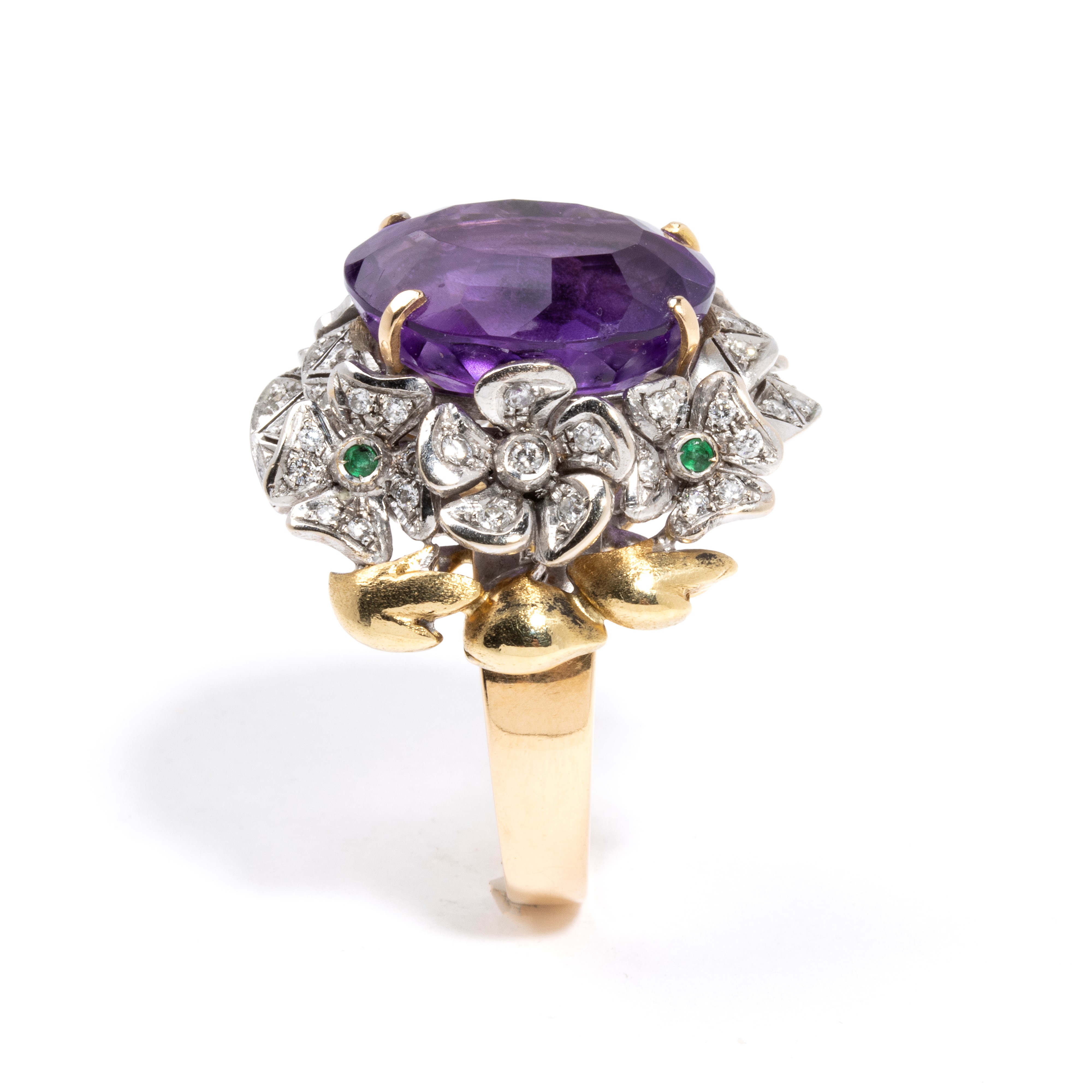 Anello in oro giallo e oro bianco con ametista e diamanti