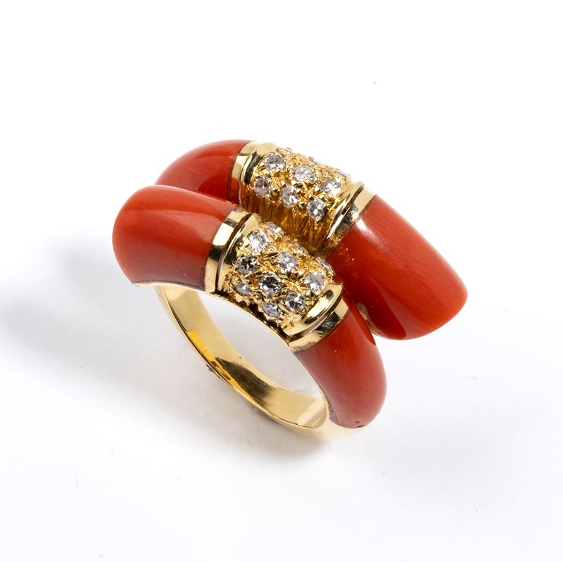 Anello in oro con corallo del Mediterraneo e diamanti