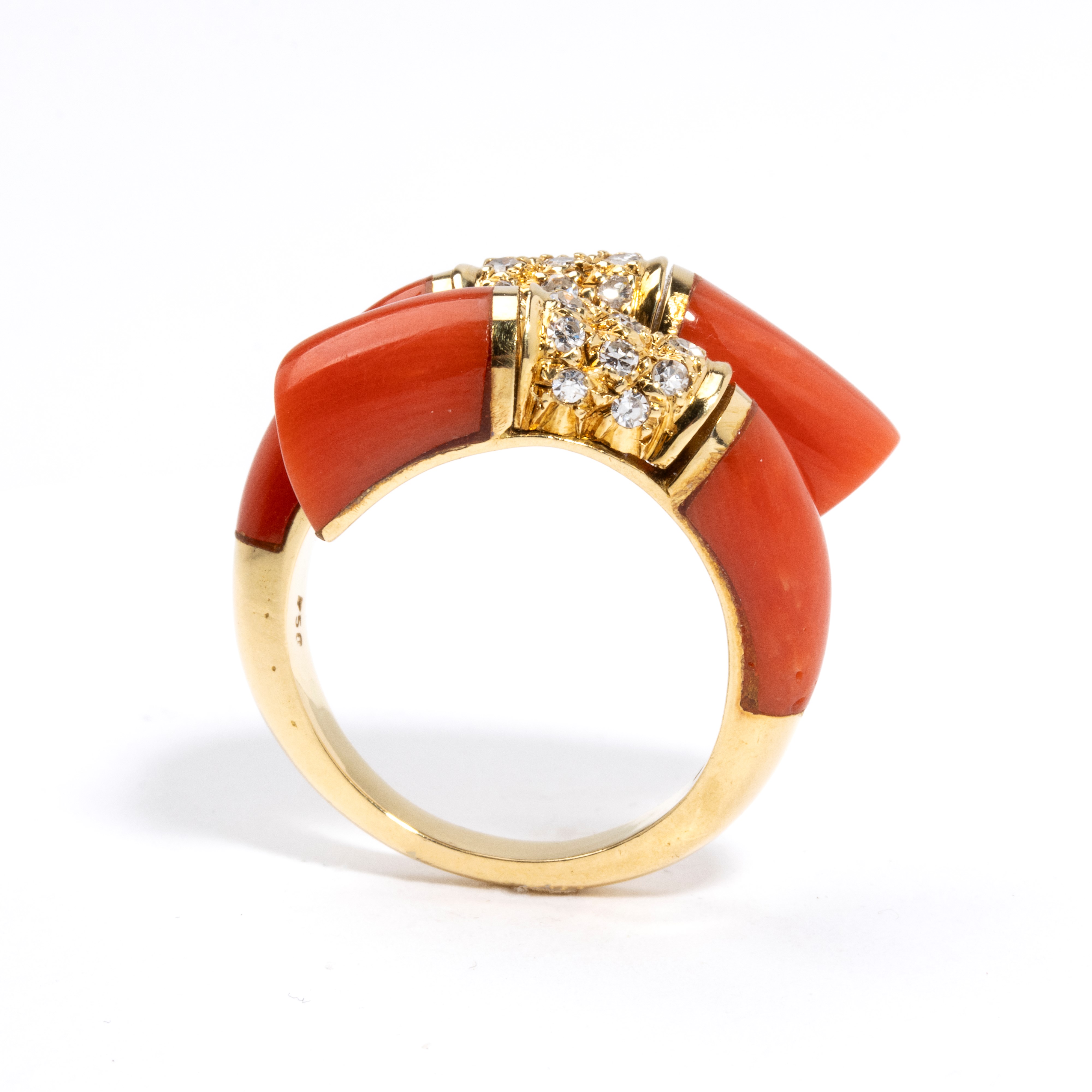 Anello in oro con corallo del Mediterraneo e diamanti