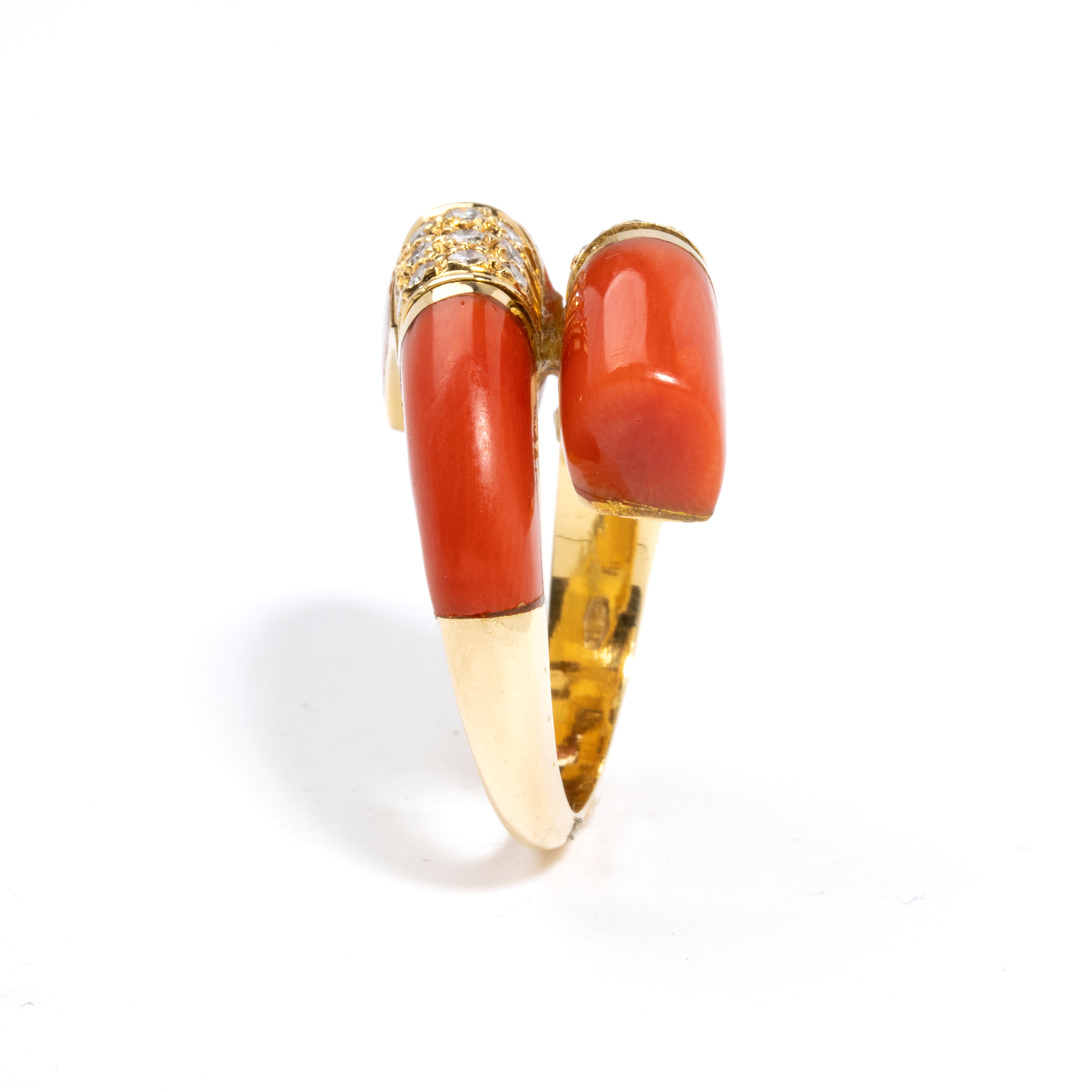Anello in oro con corallo del Mediterraneo e diamanti