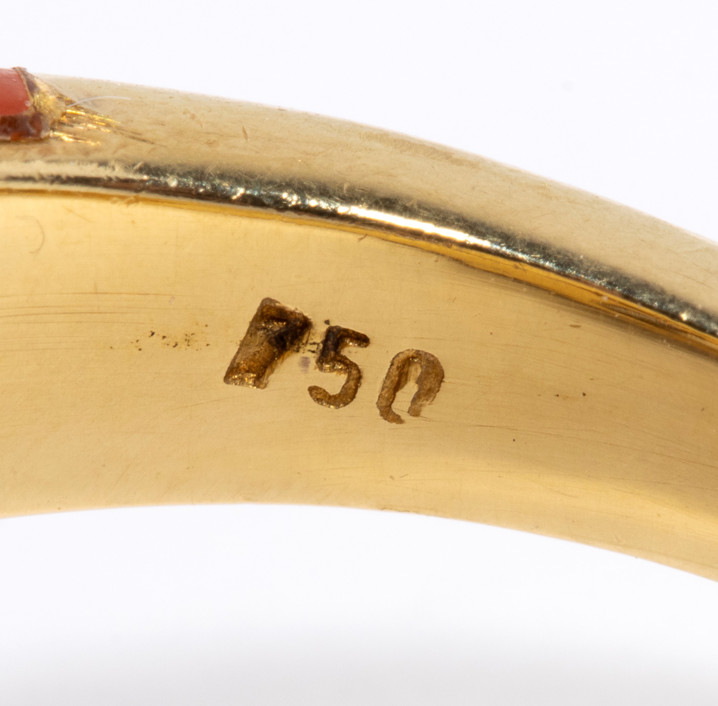 Anello in oro con corallo del Mediterraneo e diamanti