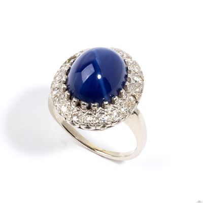 Anello in oro con zaffiro sintetico cabochon e diamanti rotondi, taglio huit-huit
