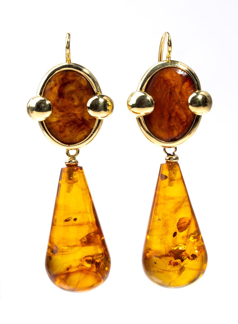 Orecchini in oro 18k con goccia pendente di ambra chiarificata