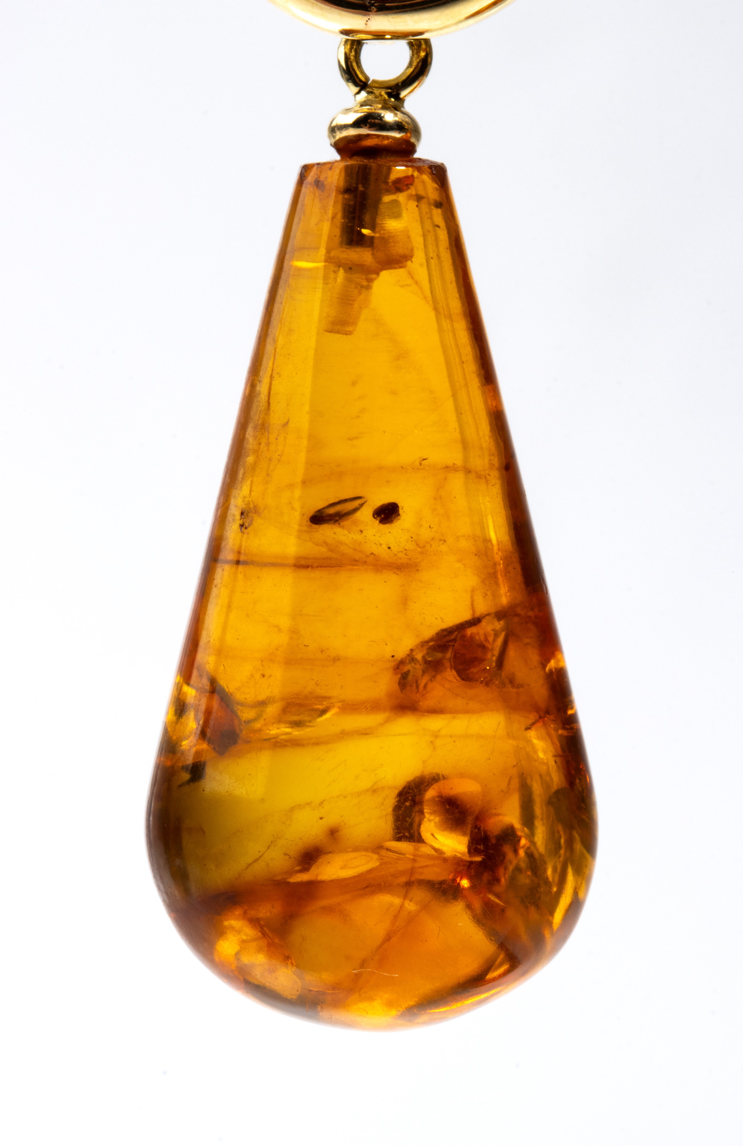 Orecchini in oro 18k con goccia pendente di ambra chiarificata