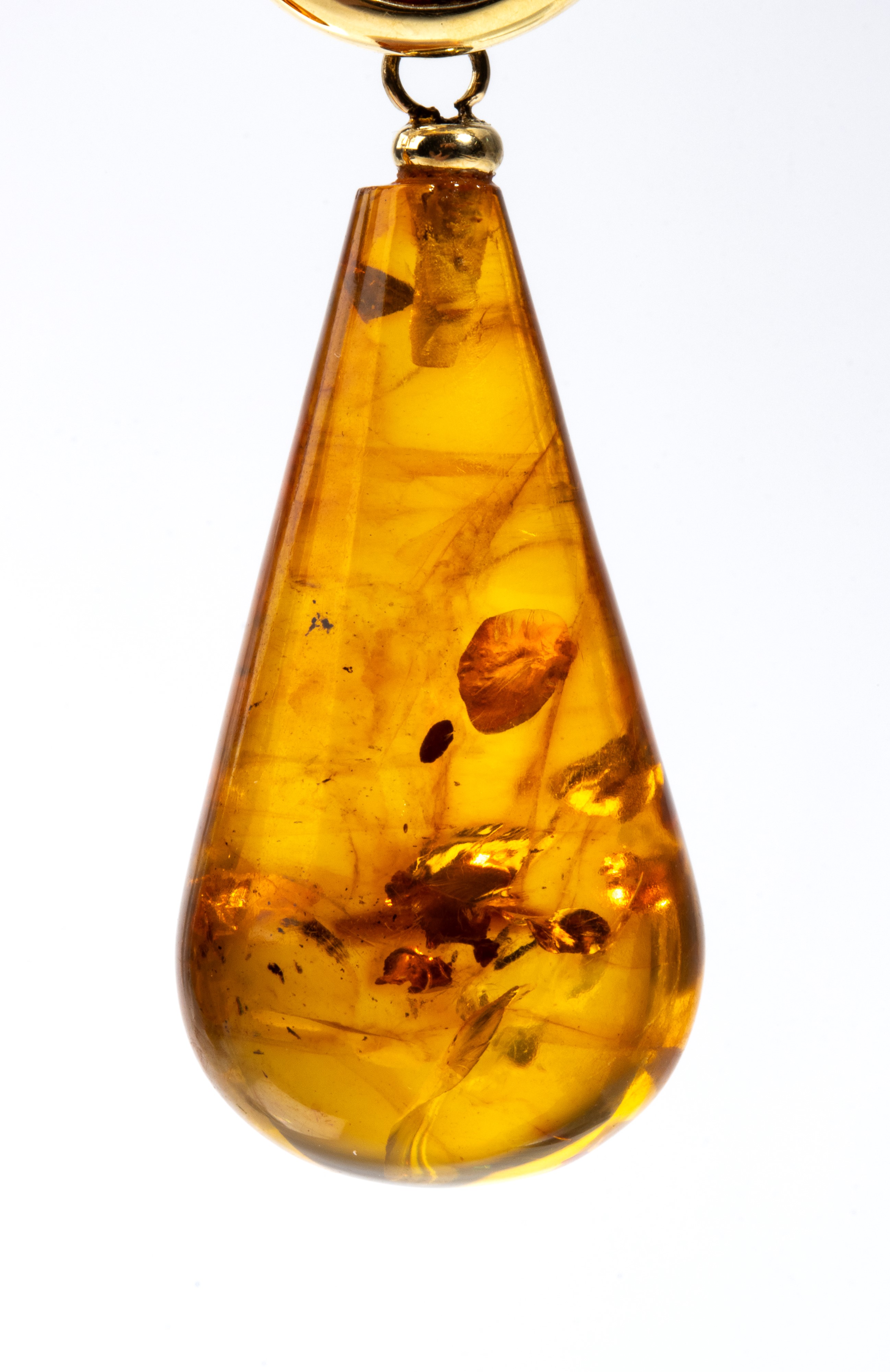 Orecchini in oro 18k con goccia pendente di ambra chiarificata