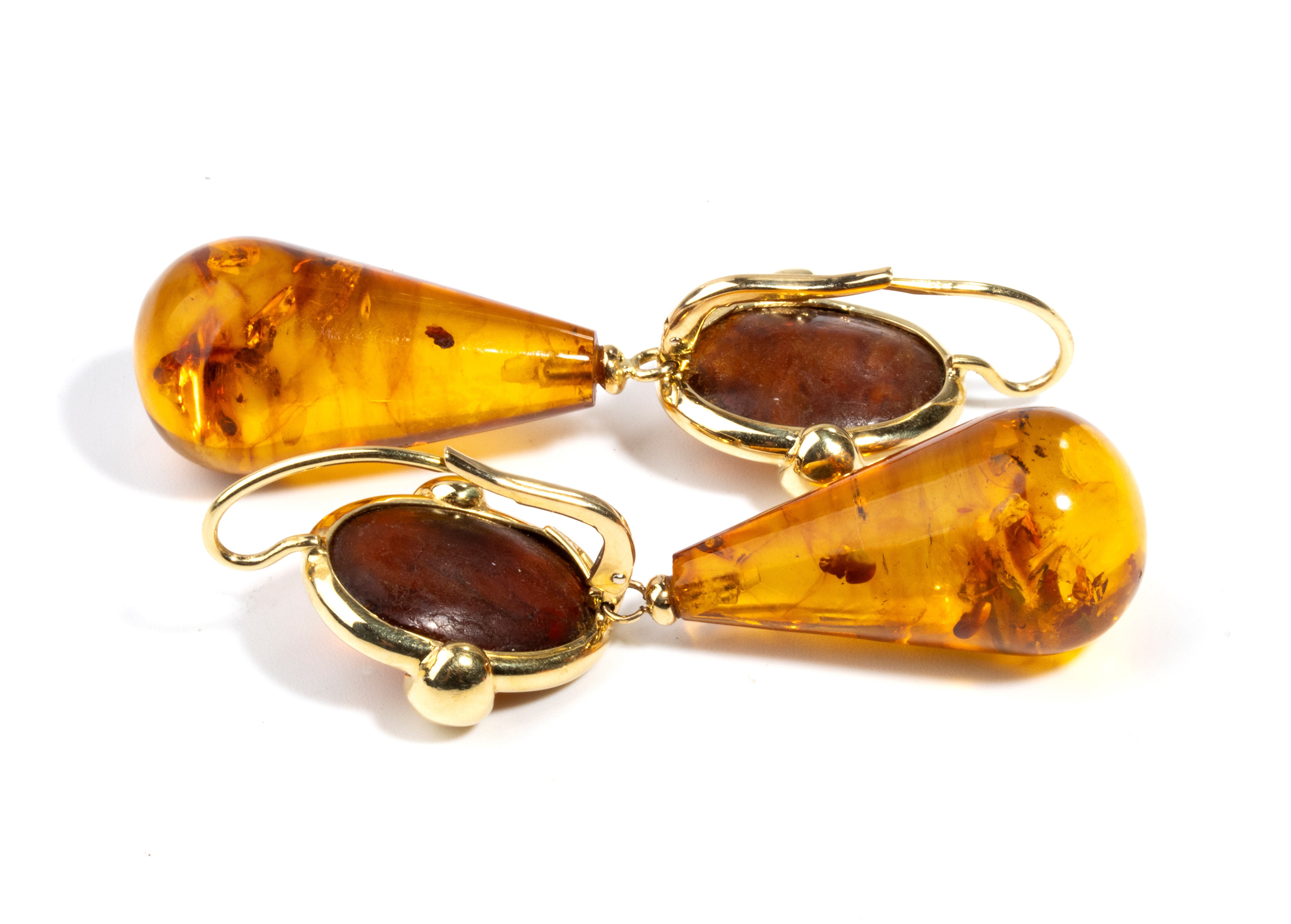 Orecchini in oro 18k con goccia pendente di ambra chiarificata