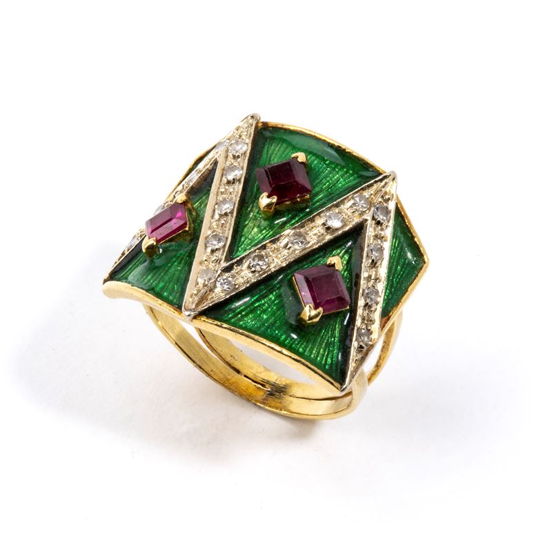 Anello in oro giallo 18k con smalto verde, diamanti e rubini