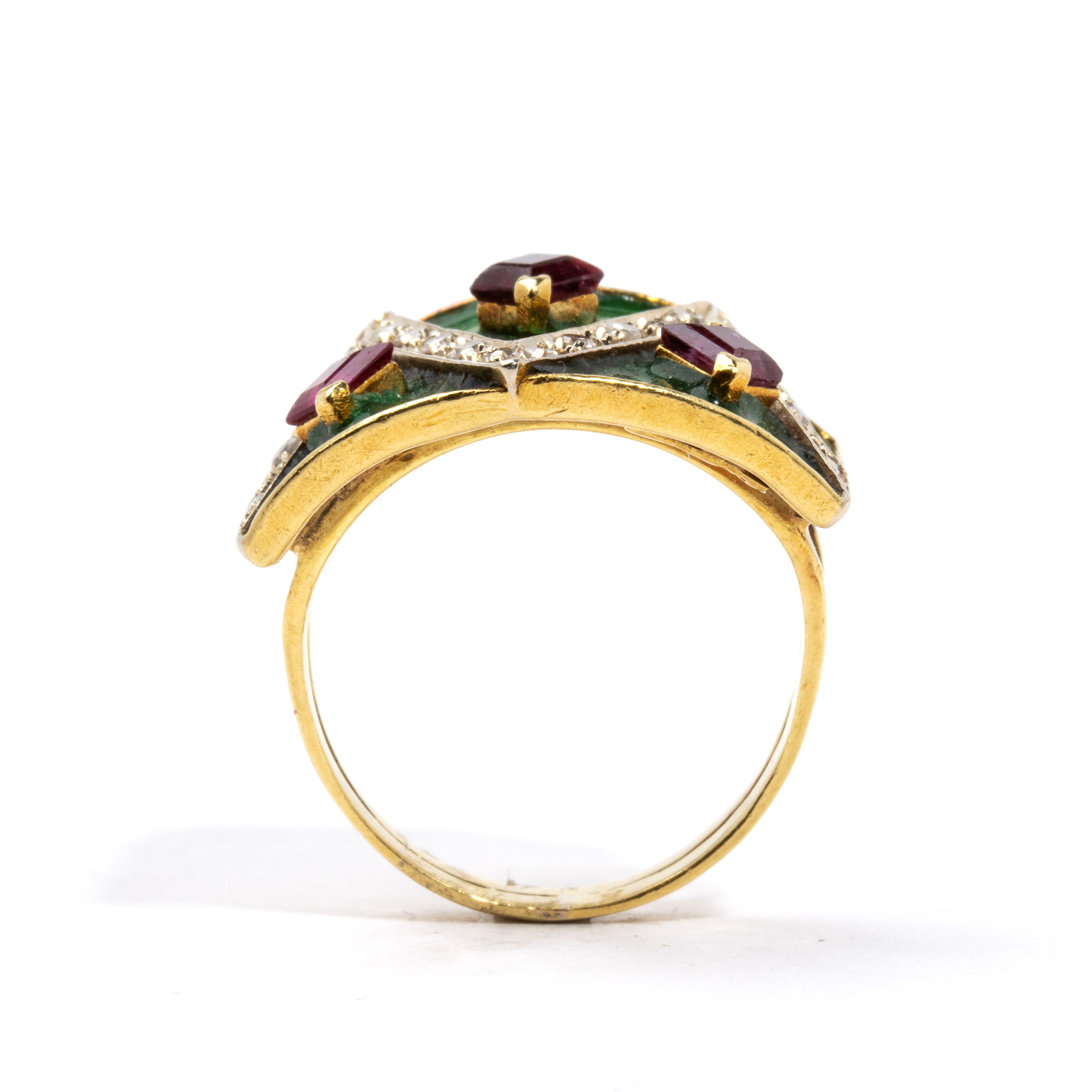 Anello in oro giallo 18k con smalto verde, diamanti e rubini
