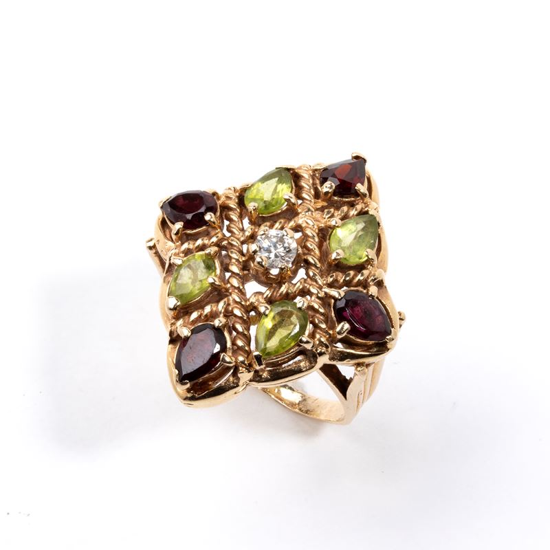 Anello in oro con diamanti, granati e peridoti