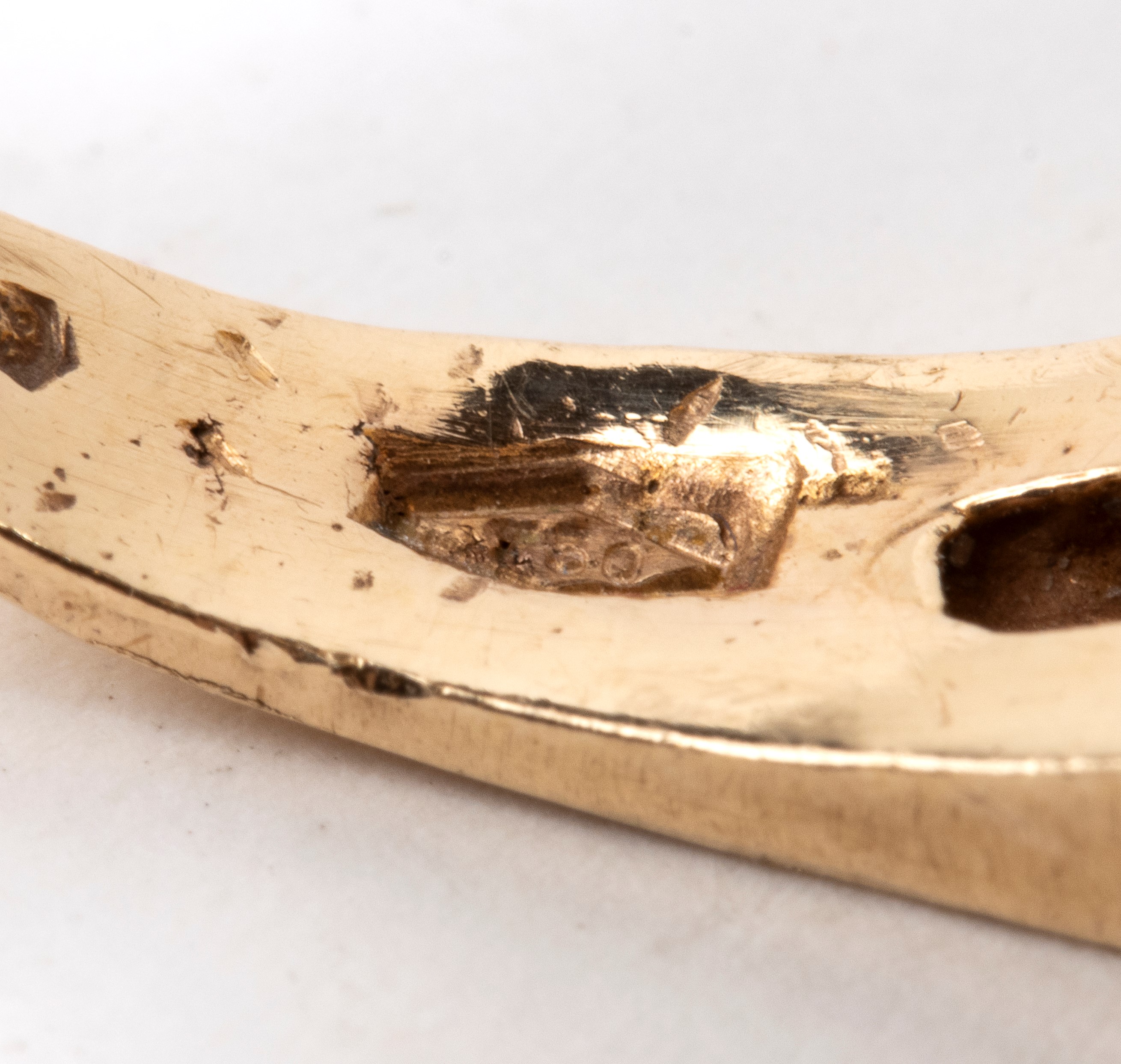 Anello in oro con diamanti, granati e peridoti