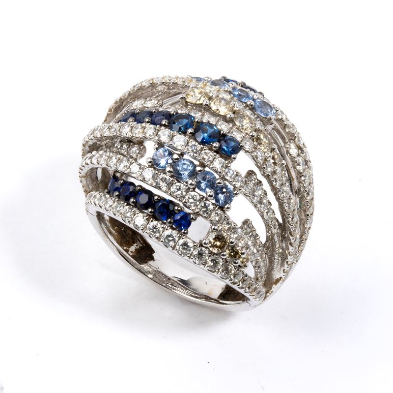 Anello a fascia in oro con diamanti e zaffiri