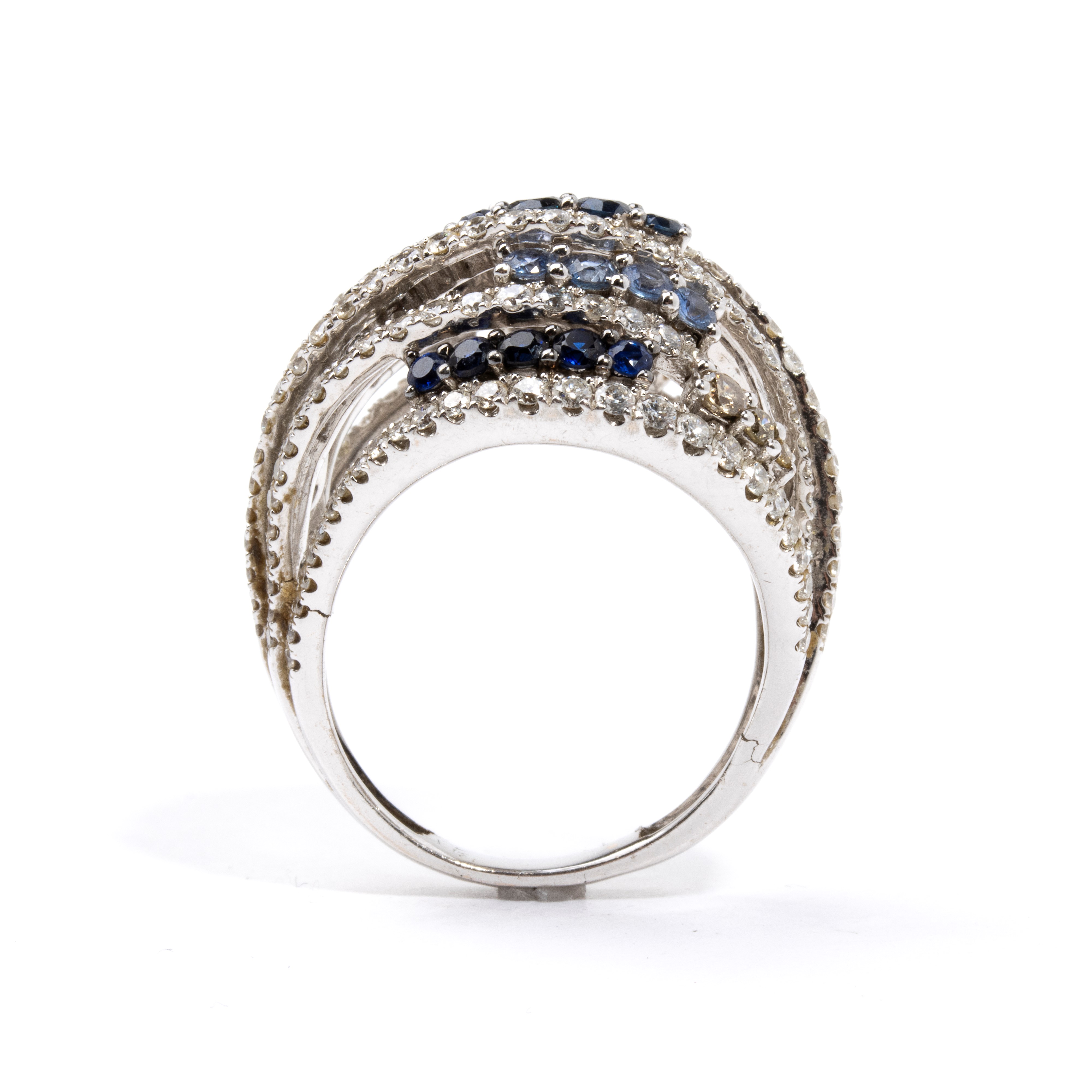 Anello a fascia in oro con diamanti e zaffiri