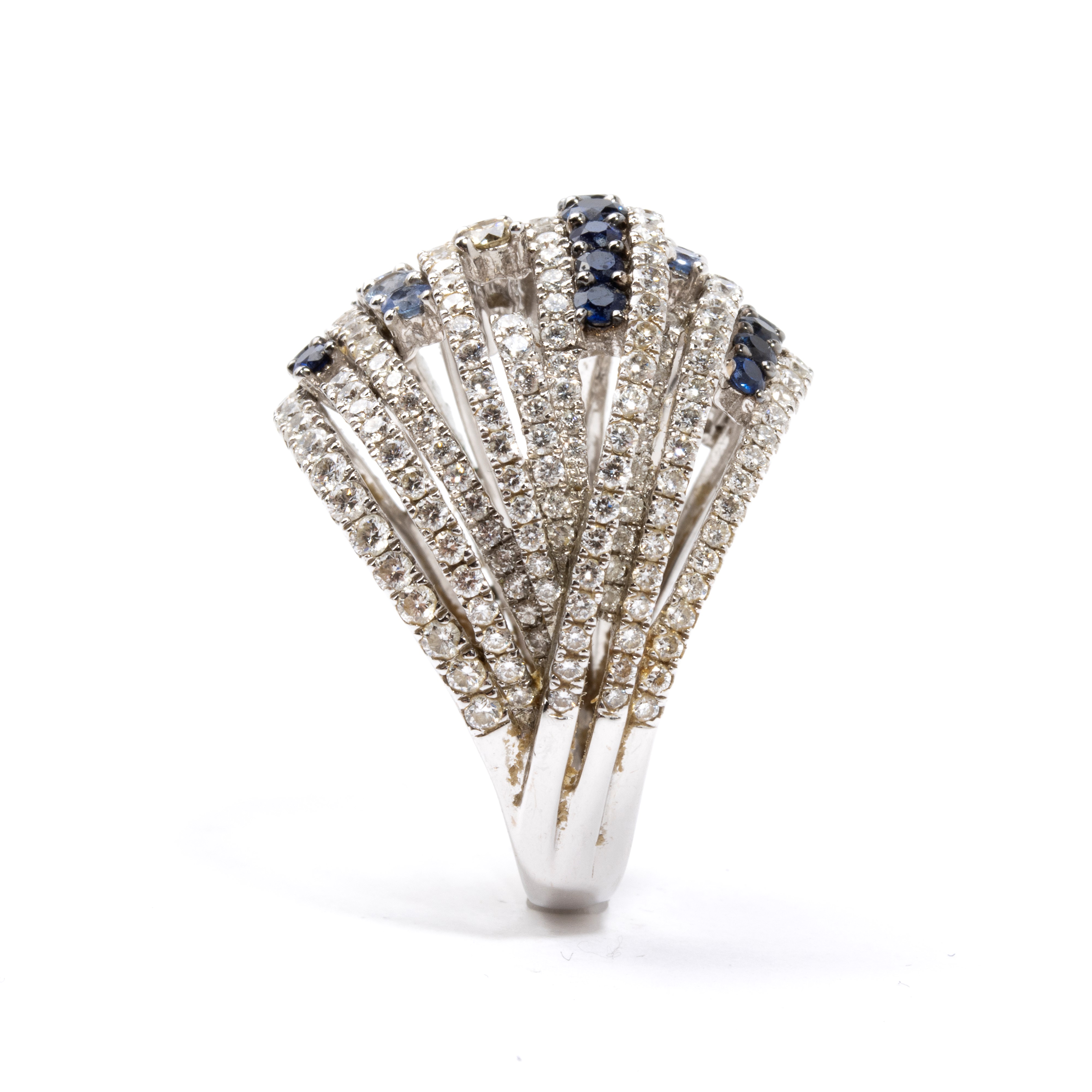 Anello a fascia in oro con diamanti e zaffiri