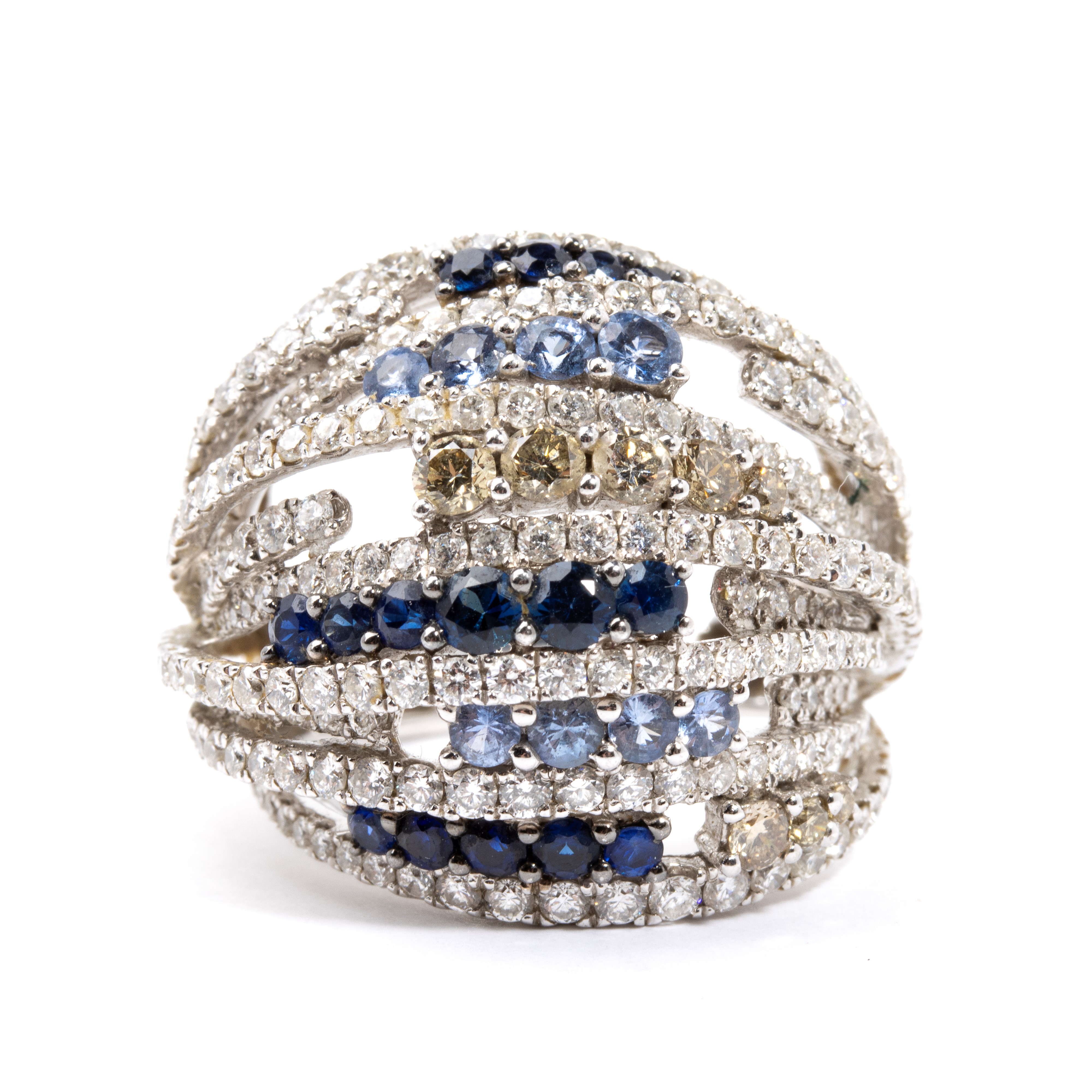 Anello a fascia in oro con diamanti e zaffiri