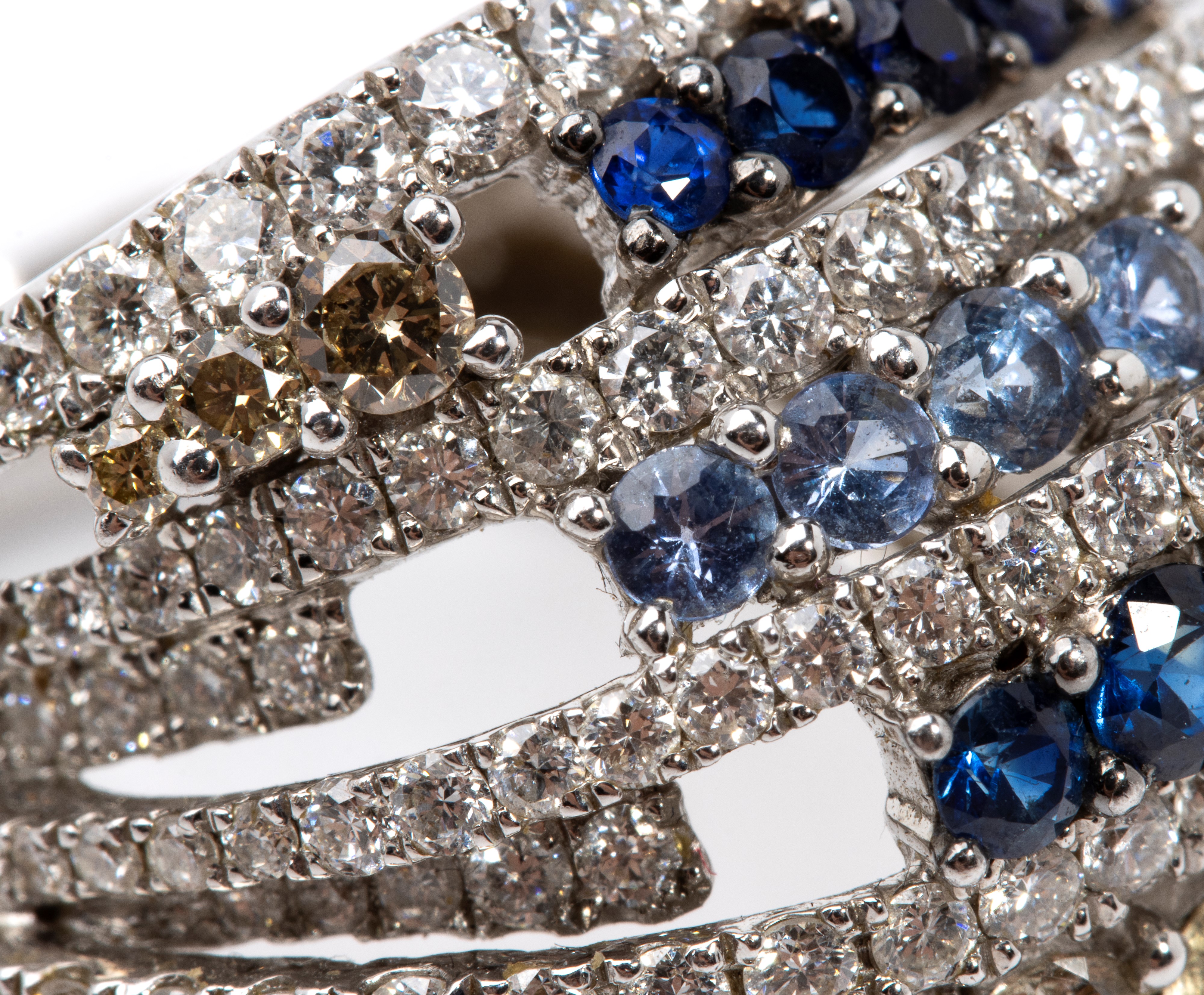 Anello a fascia in oro con diamanti e zaffiri